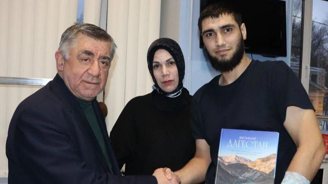 Руководитель представительства Дагестана в Санкт-Петербурге навестил участника СВО Мурада Джумартова