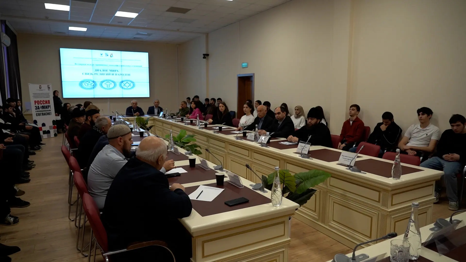 «Диалог мира. Связь религий и народов». В Дербенте обсудили работу по сохранению межконфессионального мира