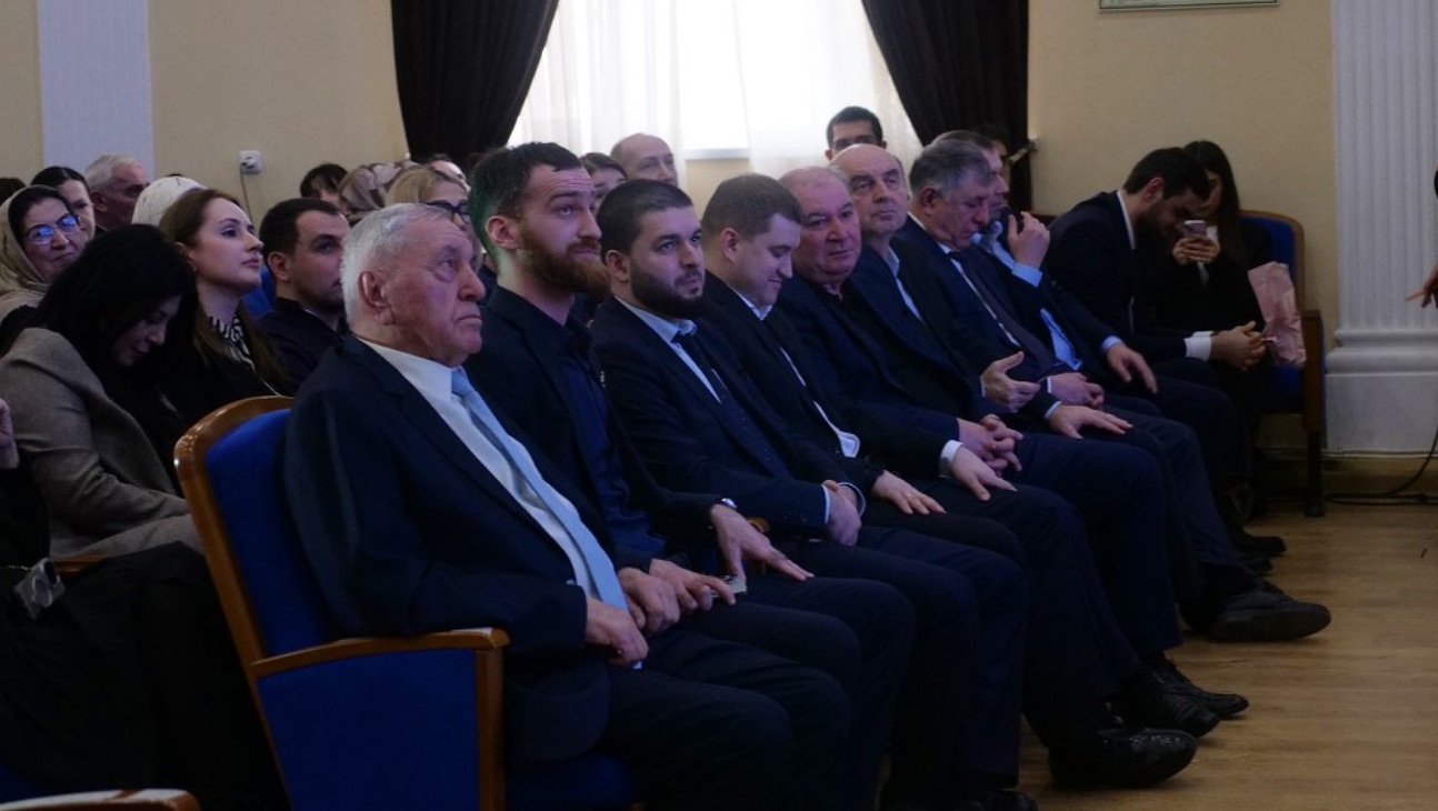 Темирлан Абуталимов поздравил ДГУНХ с юбилеем