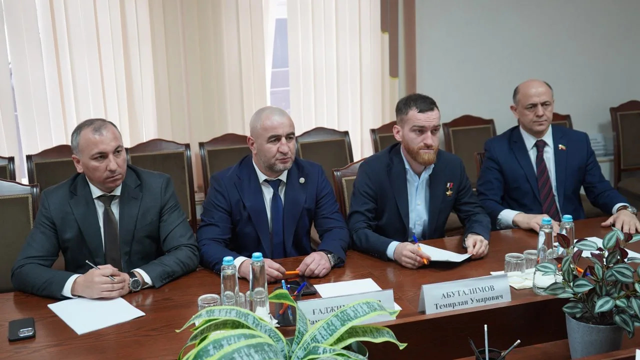 Темирлан Абуталимов провёл приём граждан в Дагестанских Огнях