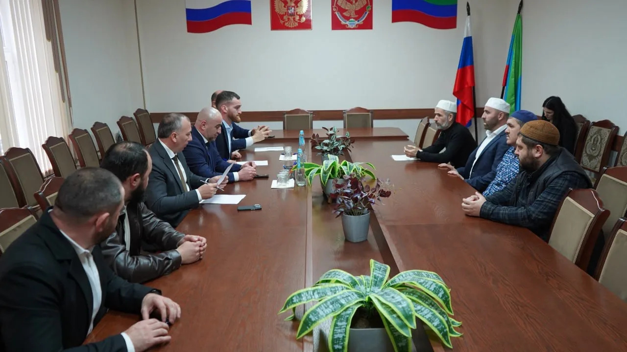 Темирлан Абуталимов провёл приём граждан в Дагестанских Огнях