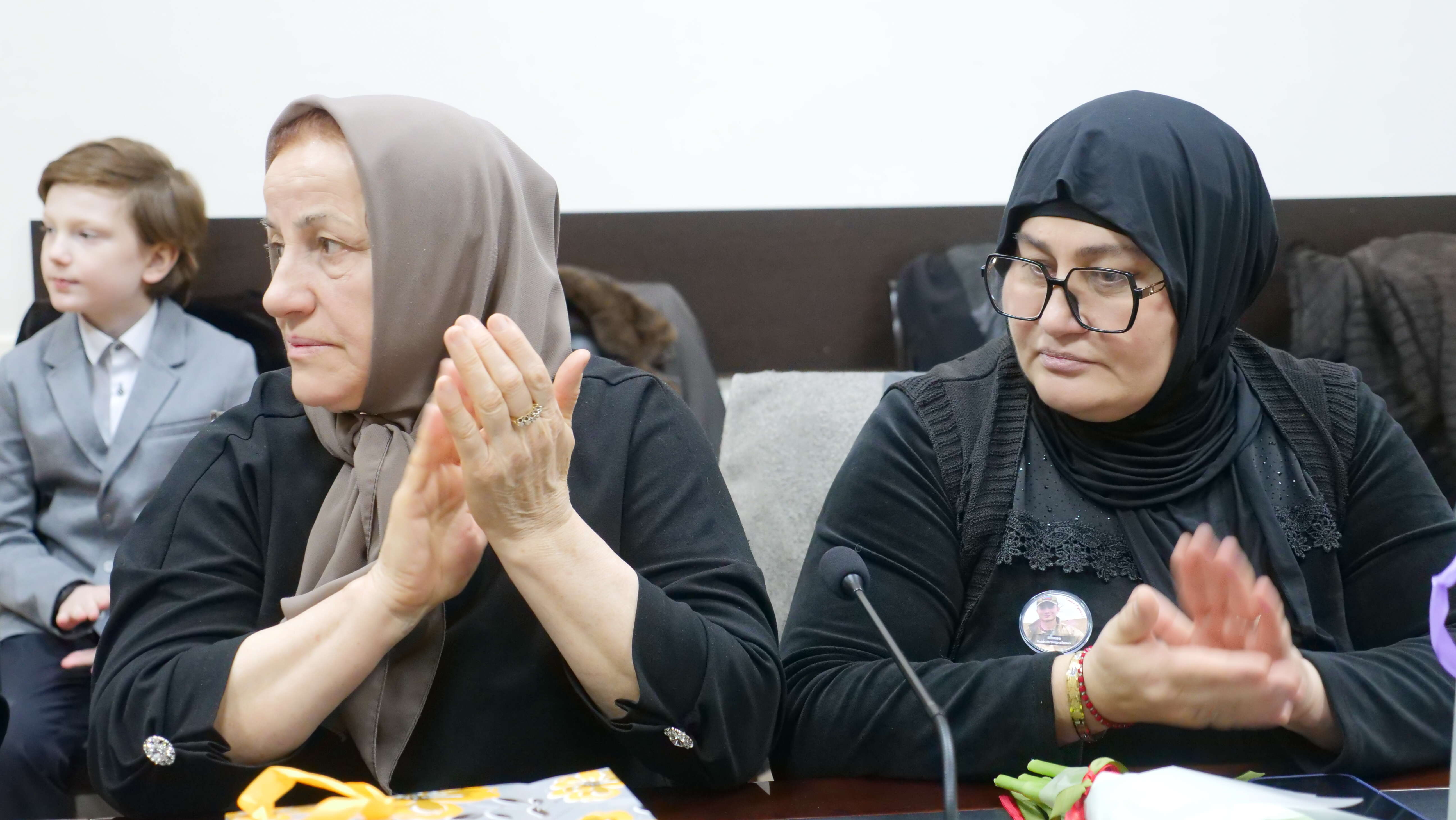 «В честь прекрасных дам» … Медаль «Слава матери защитника Отечества» вручили матерям участников СВО