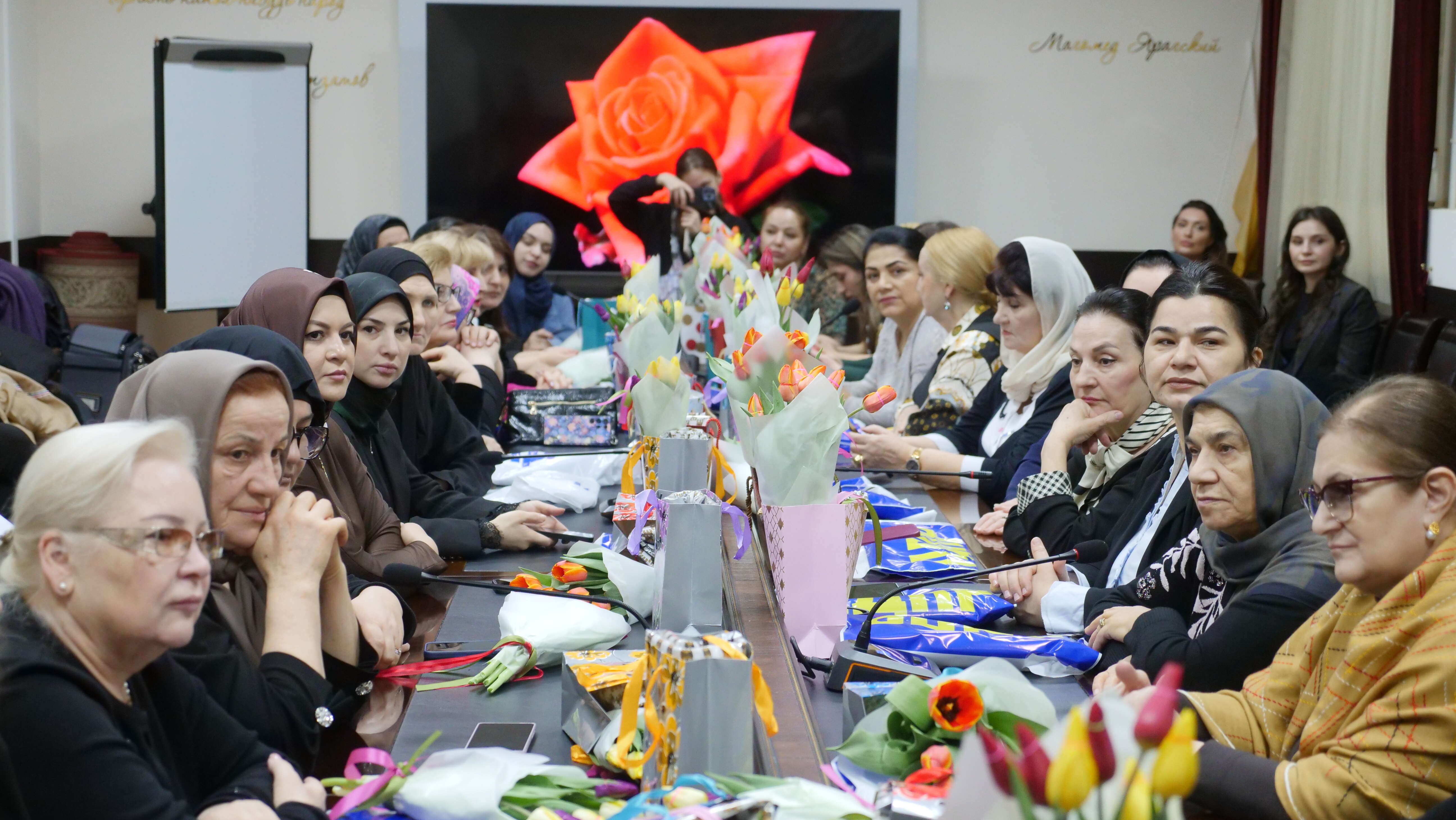 «В честь прекрасных дам» … Медаль «Слава матери защитника Отечества» вручили матерям участников СВО