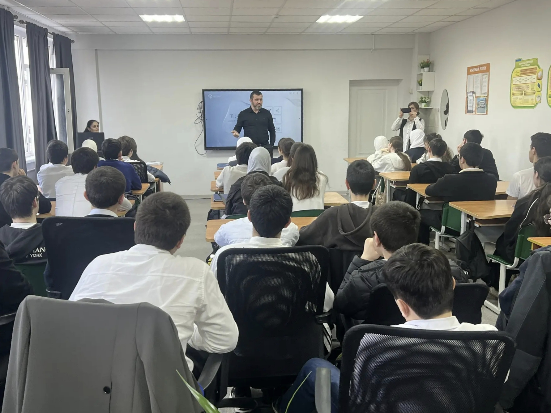 Разговор о важном. Сотрудники Миннаца Дагестана побеседовали с учащимися махачкалинской школы №42