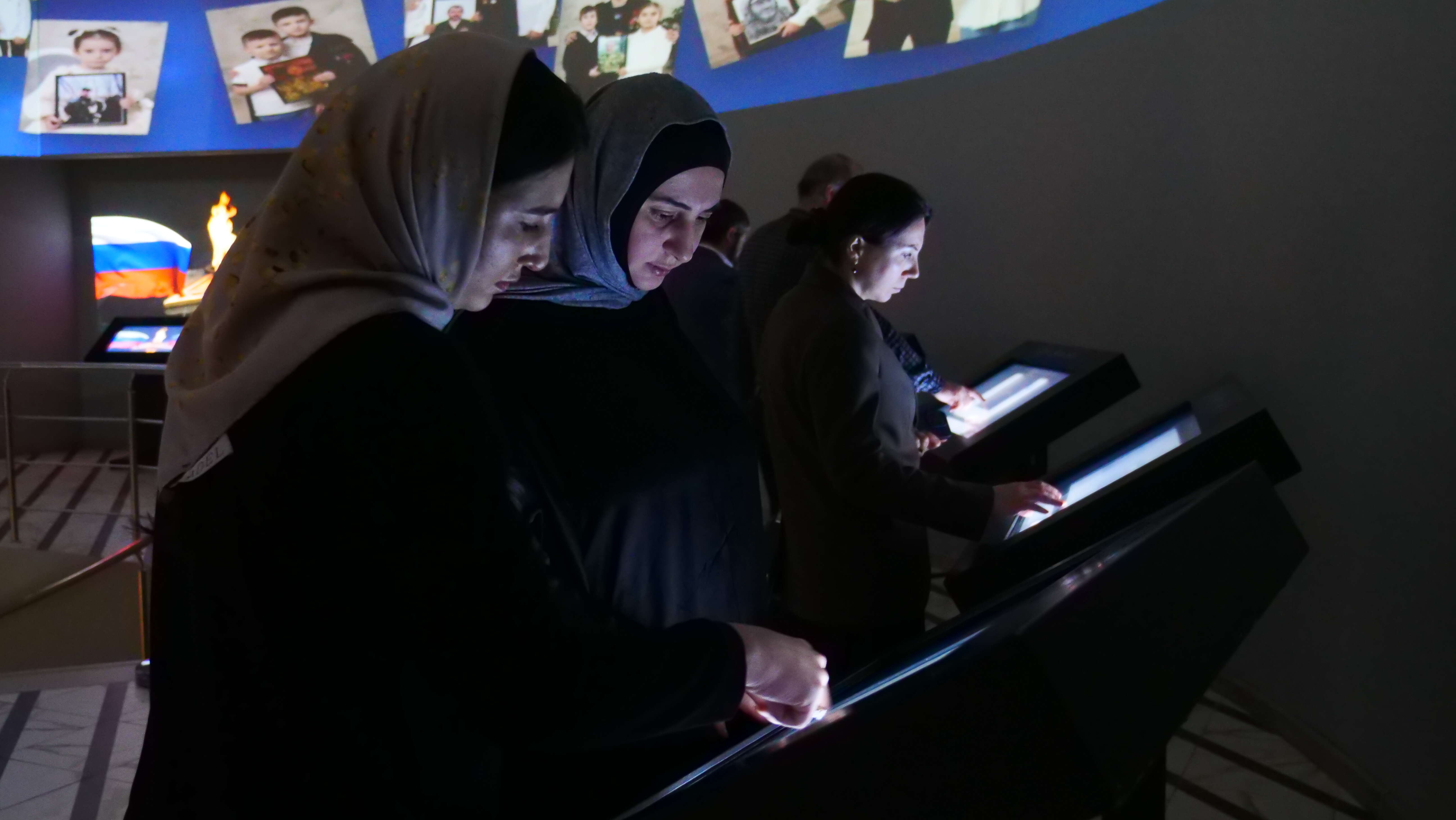 Коллектив Миннаца Дагестана посетил патриотическую мультимедийную выставку «Поколение героев»