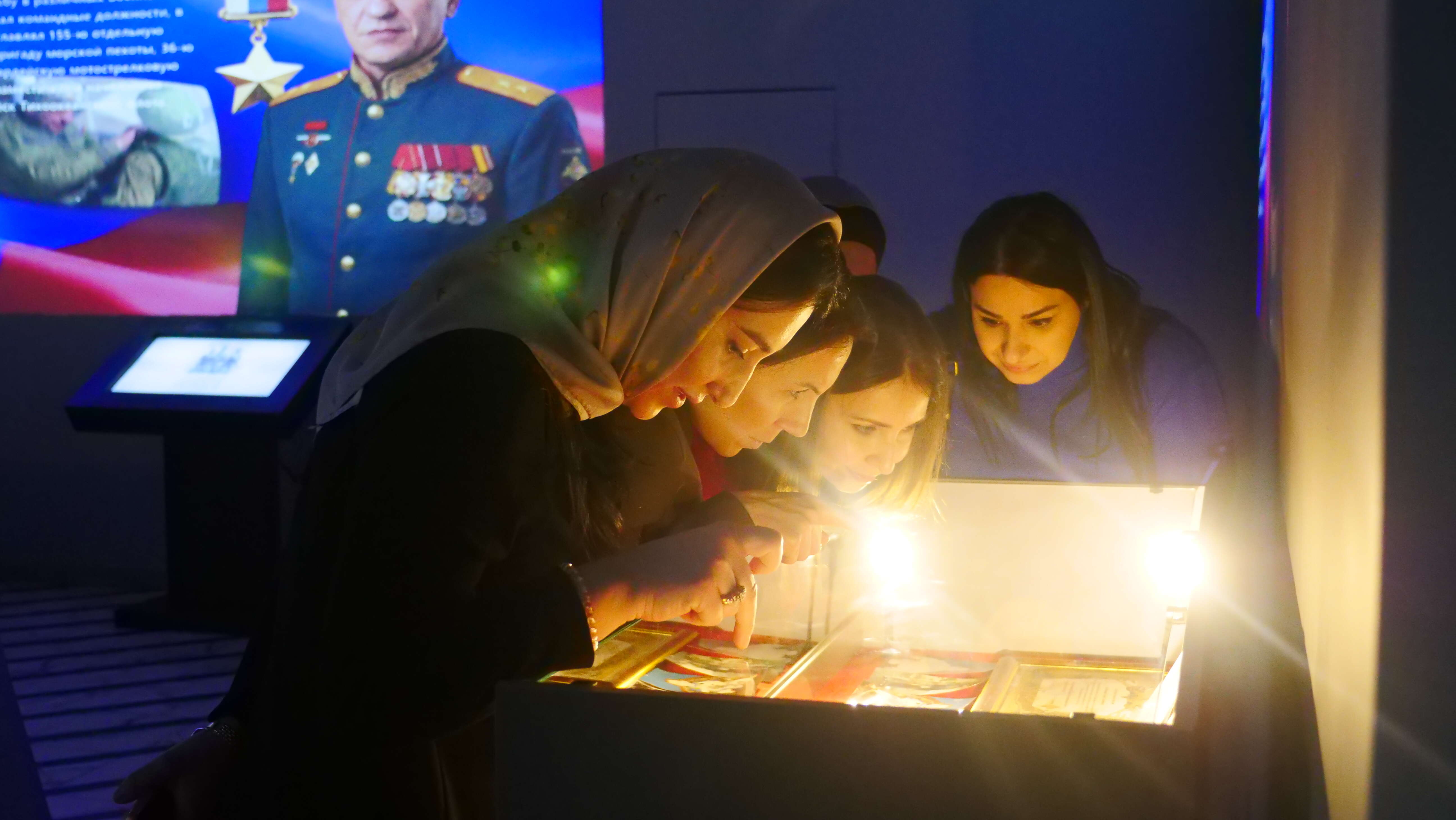 Коллектив Миннаца Дагестана посетил патриотическую мультимедийную выставку «Поколение героев»