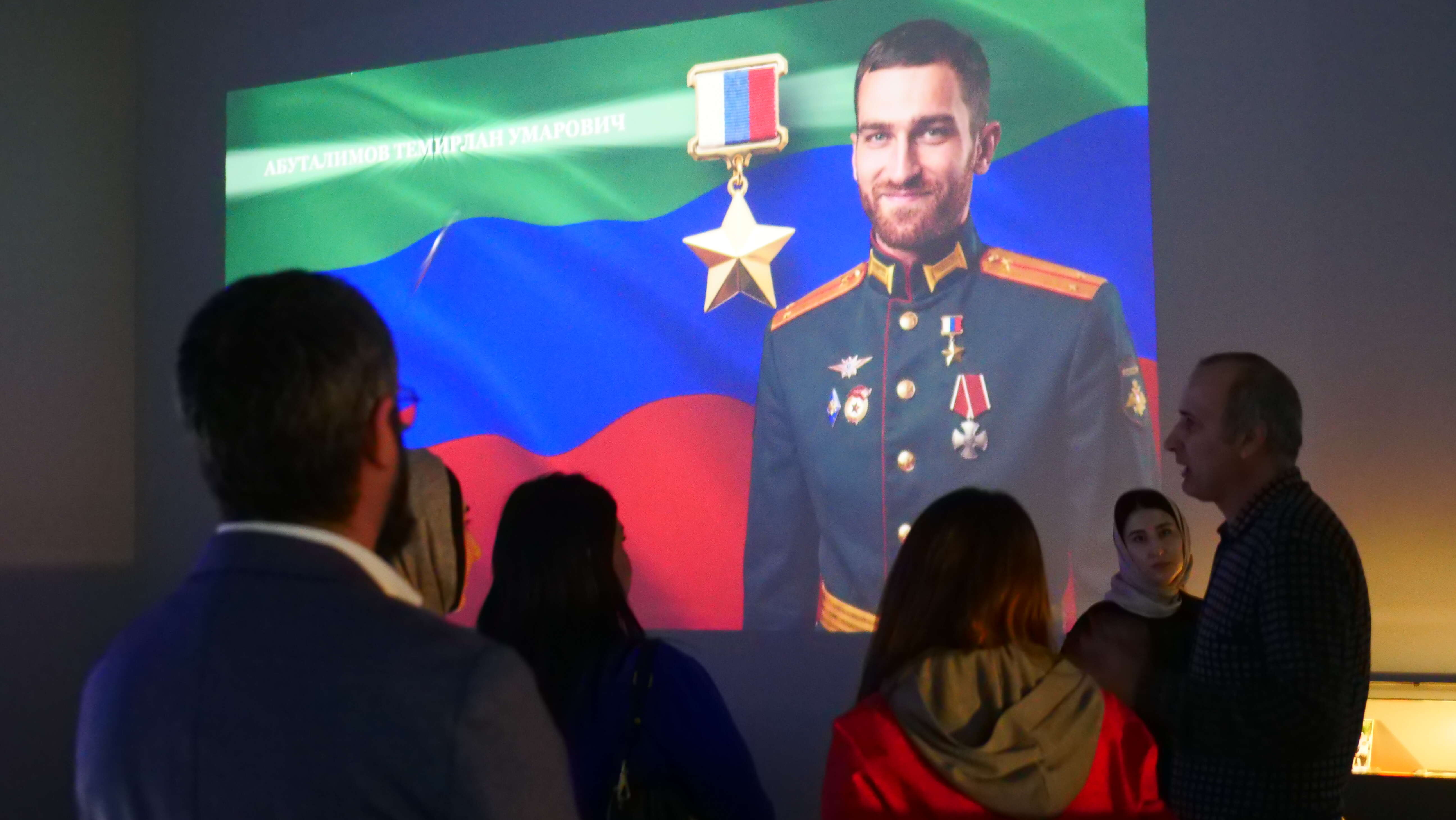 Коллектив Миннаца Дагестана посетил патриотическую мультимедийную выставку «Поколение героев»