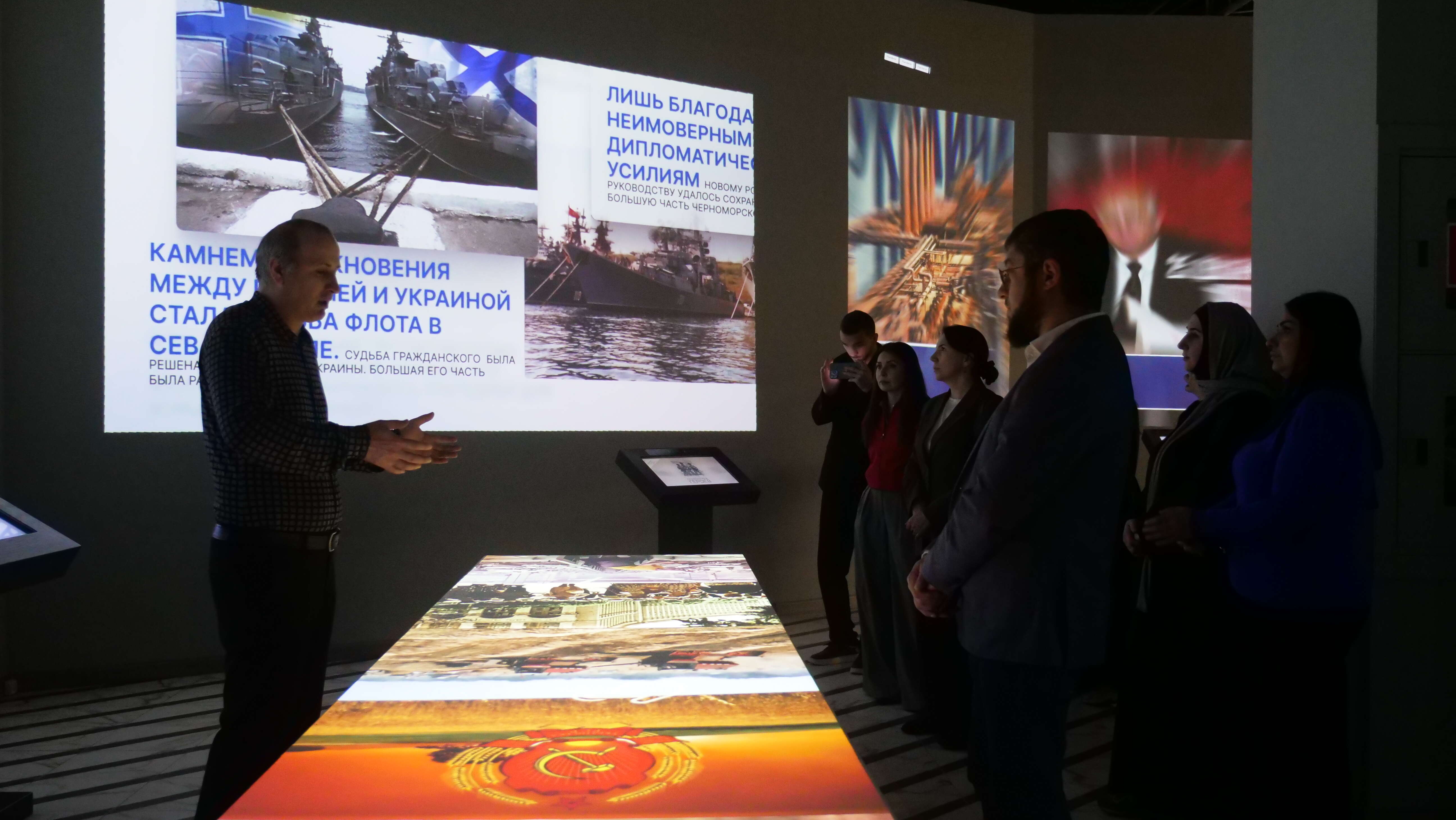 Коллектив Миннаца Дагестана посетил патриотическую мультимедийную выставку «Поколение героев»