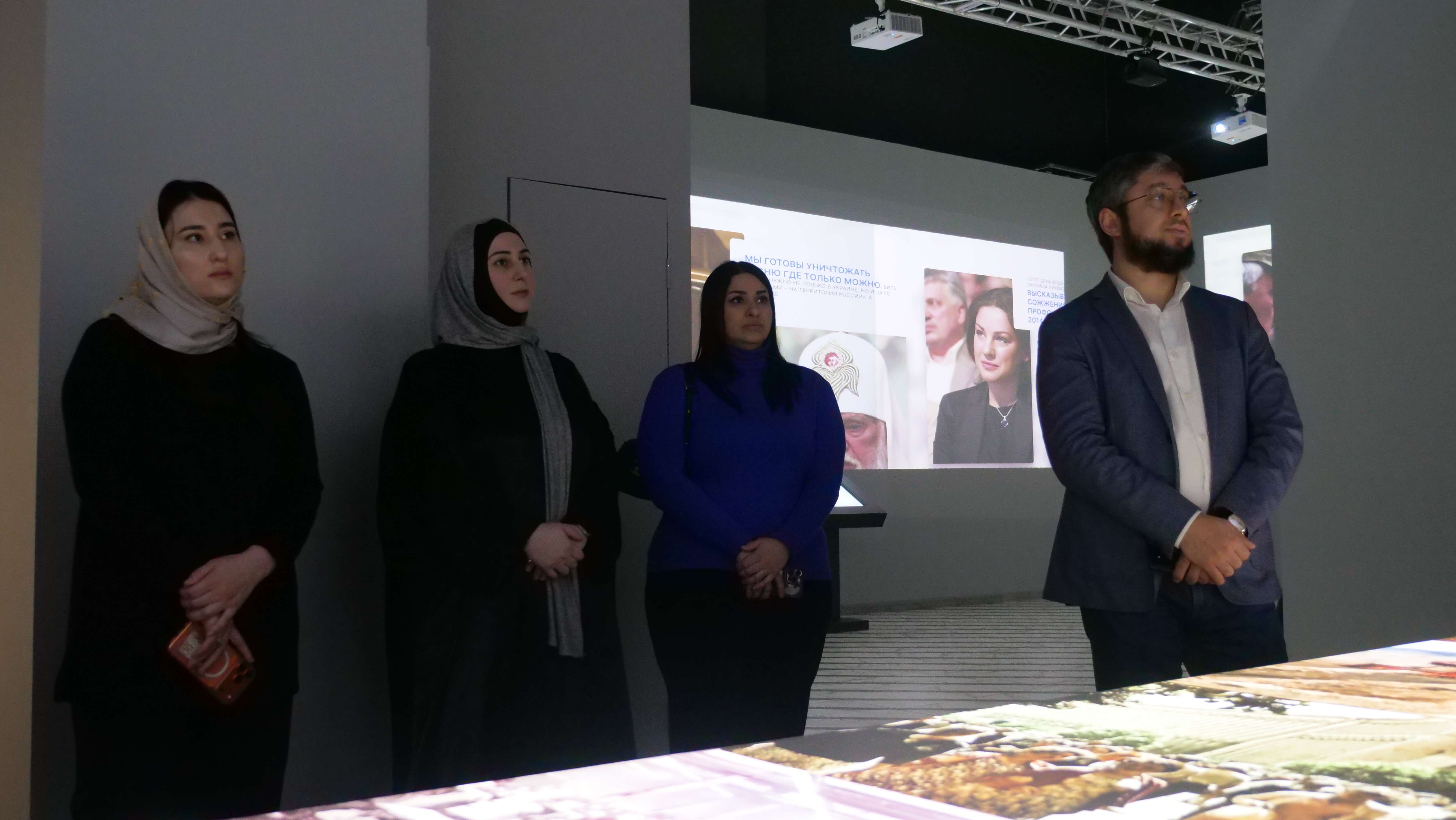 Коллектив Миннаца Дагестана посетил патриотическую мультимедийную выставку «Поколение героев»