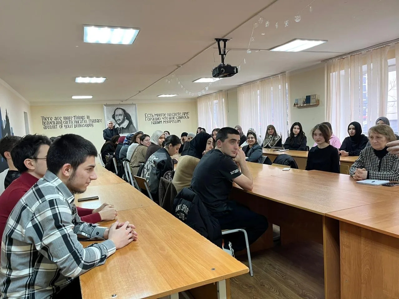 Как противостоять экстремизму? Беседу со студентами ДГПУ провели сотрудники Миннаца Дагестана