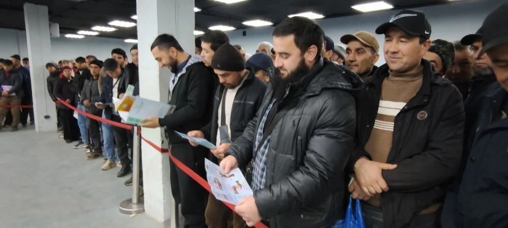 Всё о правах и обязанностях. Сотрудники Миннаца Дагестана разъяснили трудовым мигрантам правила пребывания в России