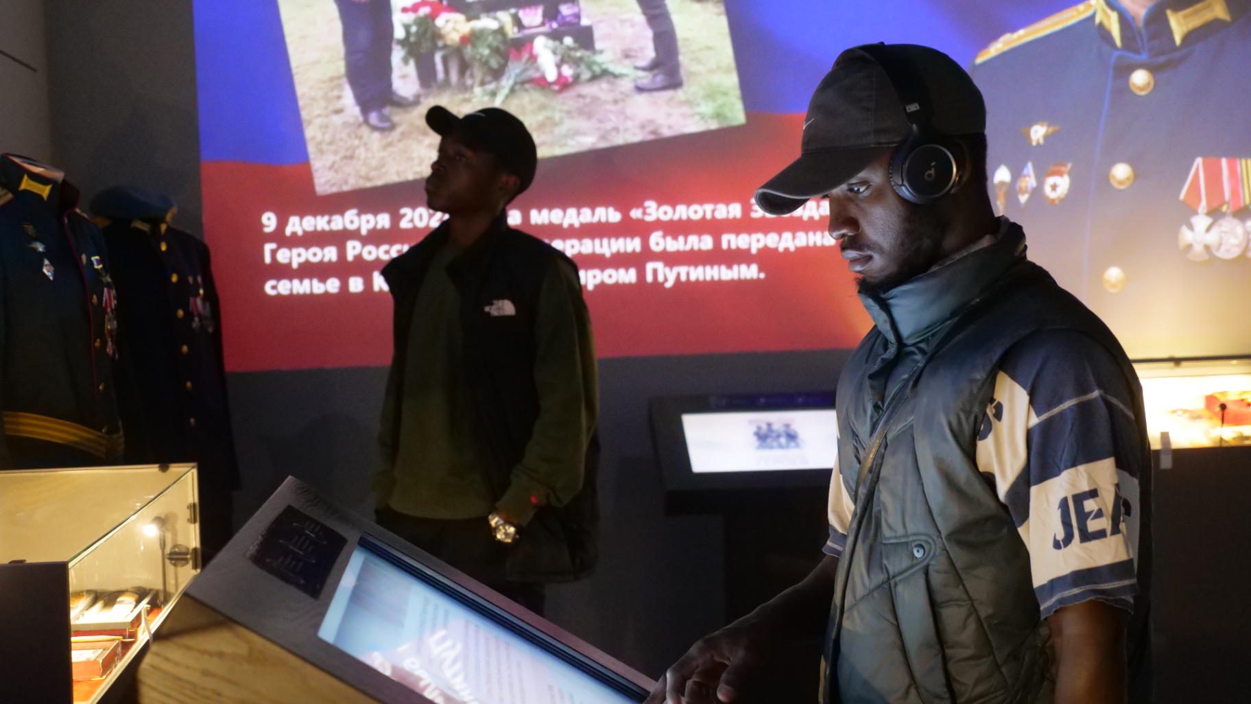 Задумались о военной карьере: как выставка «Поколение героев» повлияла на иностранных студентов в Дагестане