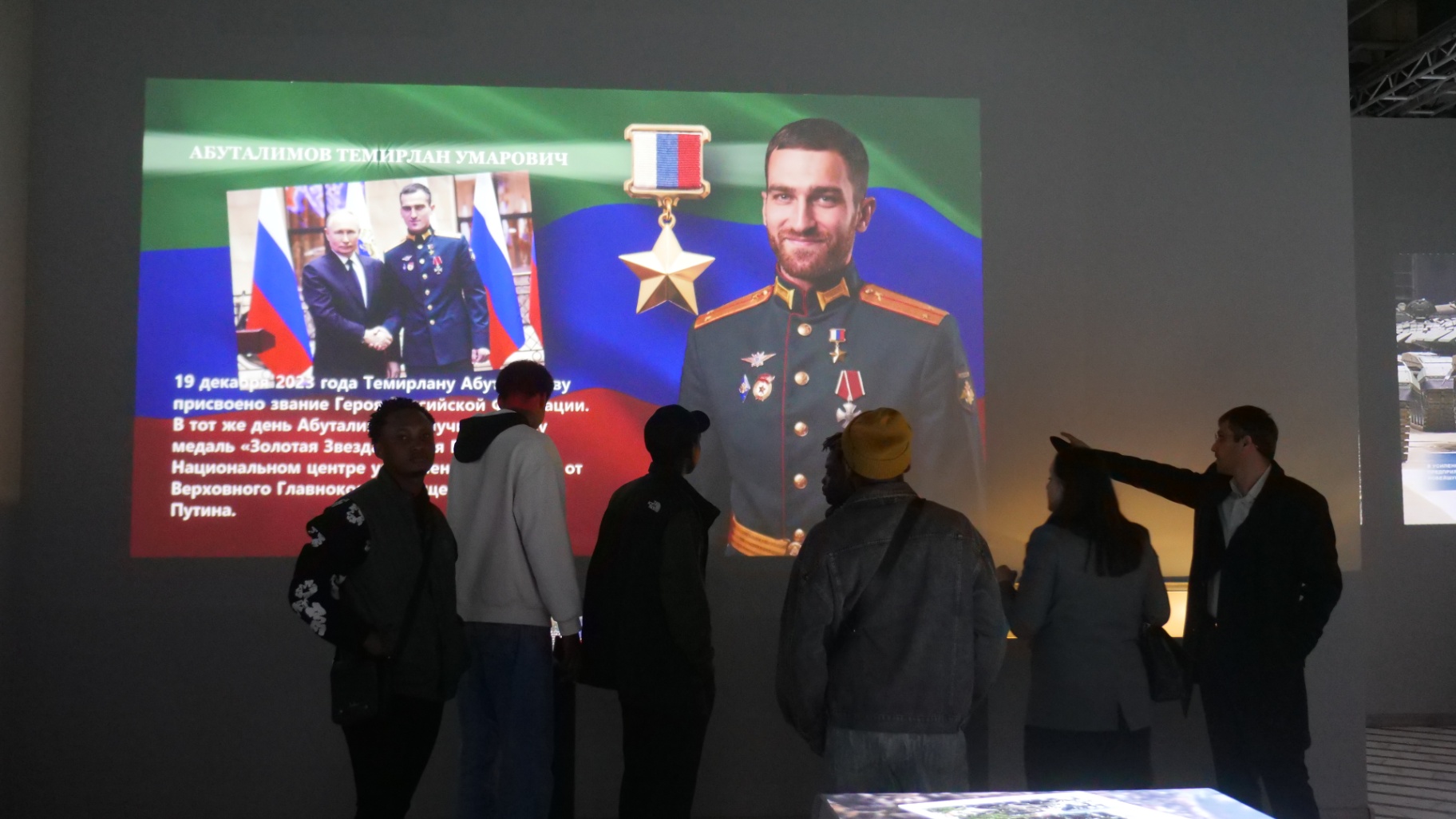 Задумались о военной карьере: как выставка «Поколение героев» повлияла на иностранных студентов в Дагестане