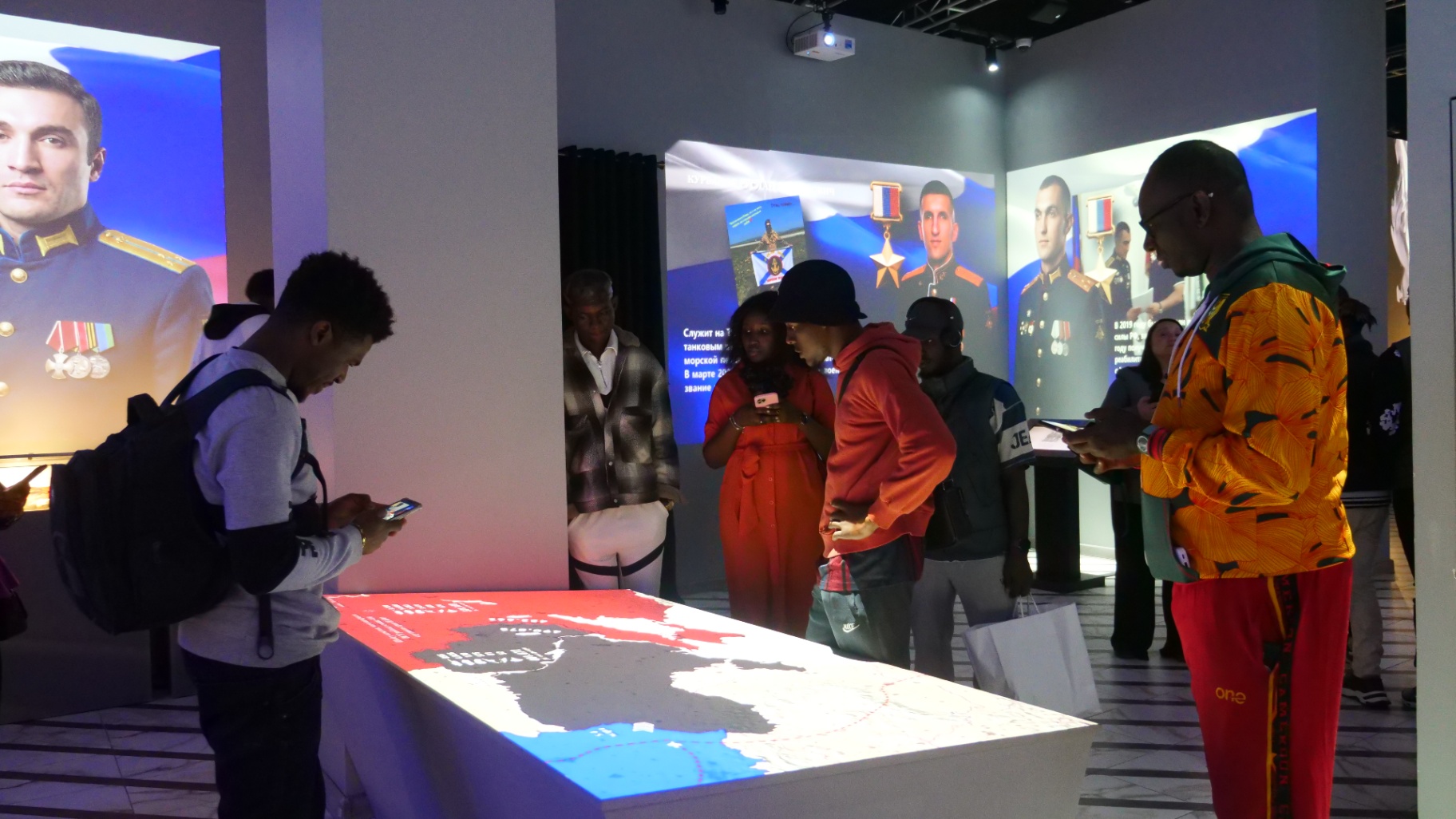 Задумались о военной карьере: как выставка «Поколение героев» повлияла на иностранных студентов в Дагестане