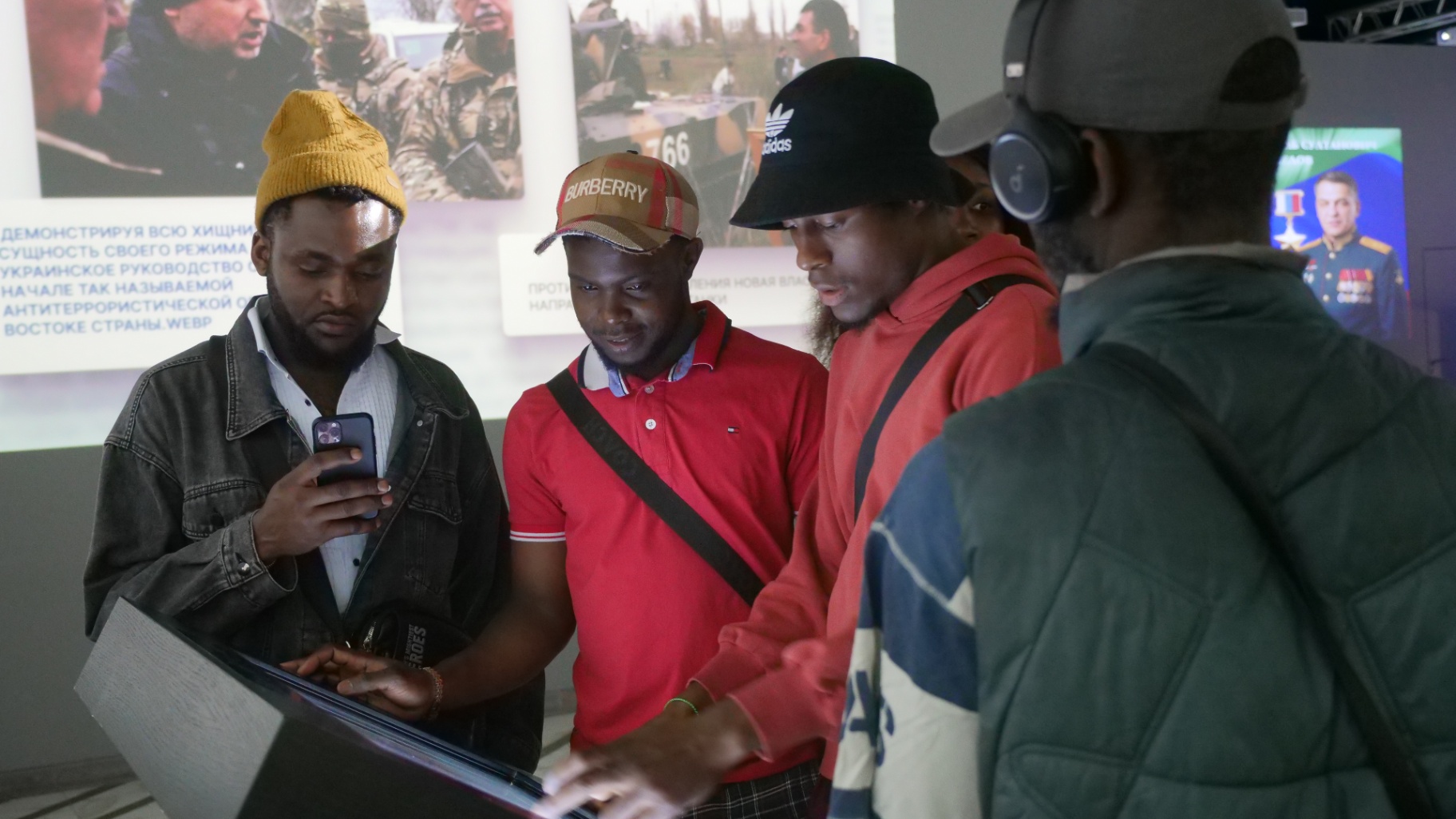 Задумались о военной карьере: как выставка «Поколение героев» повлияла на иностранных студентов в Дагестане