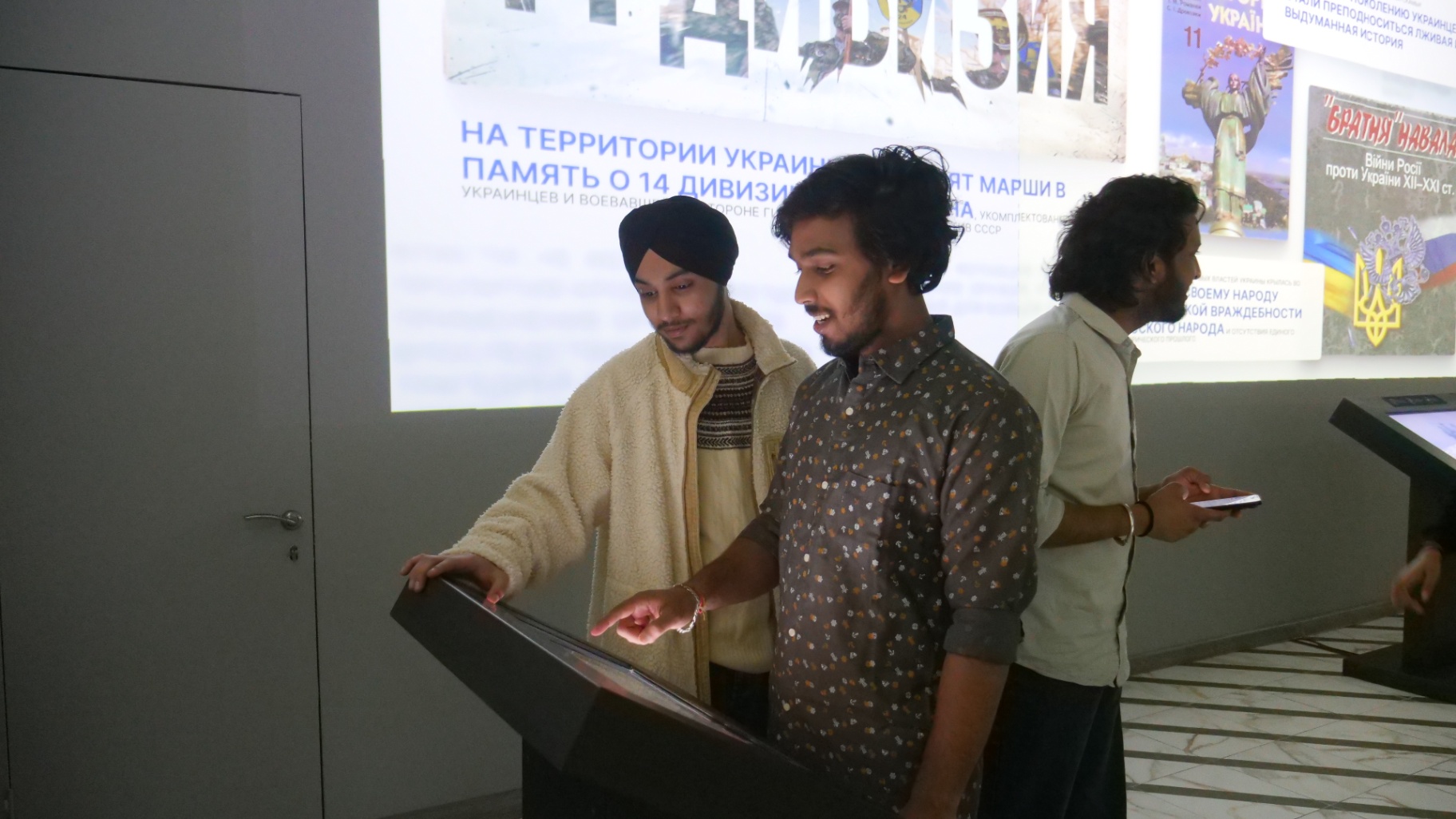 Задумались о военной карьере: как выставка «Поколение героев» повлияла на иностранных студентов в Дагестане