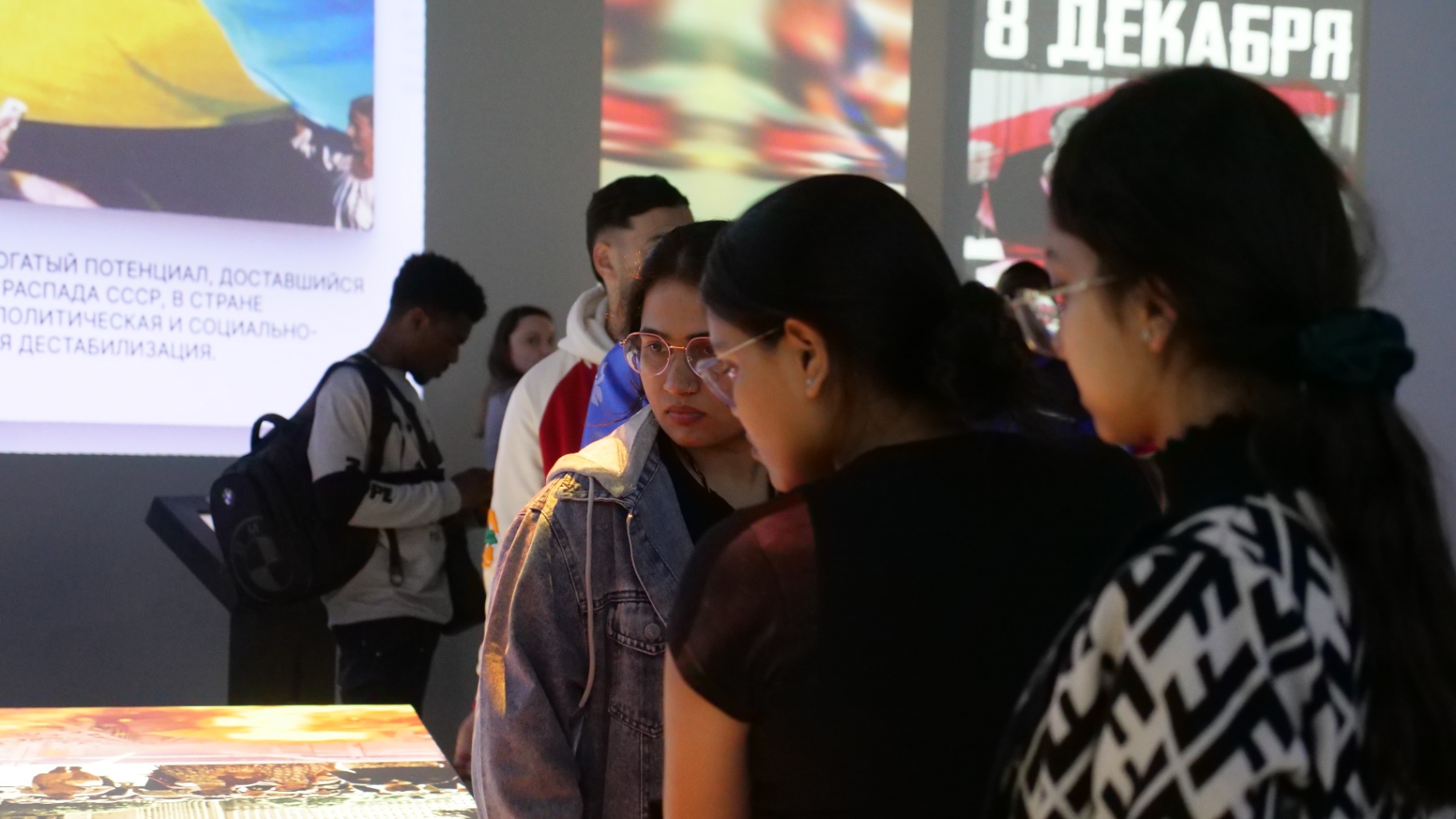 Задумались о военной карьере: как выставка «Поколение героев» повлияла на иностранных студентов в Дагестане