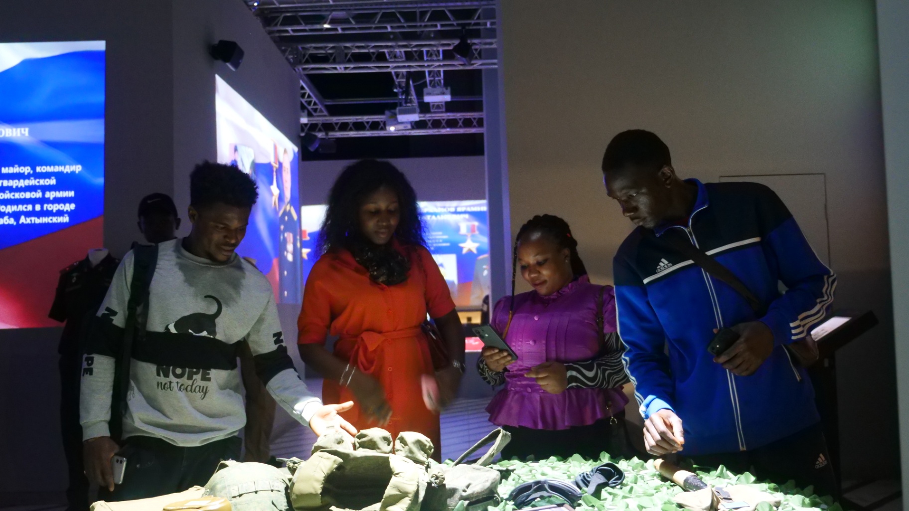 Задумались о военной карьере: как выставка «Поколение героев» повлияла на иностранных студентов в Дагестане