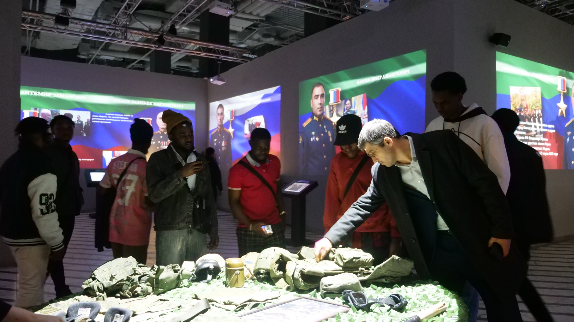 Задумались о военной карьере: как выставка «Поколение героев» повлияла на иностранных студентов в Дагестане