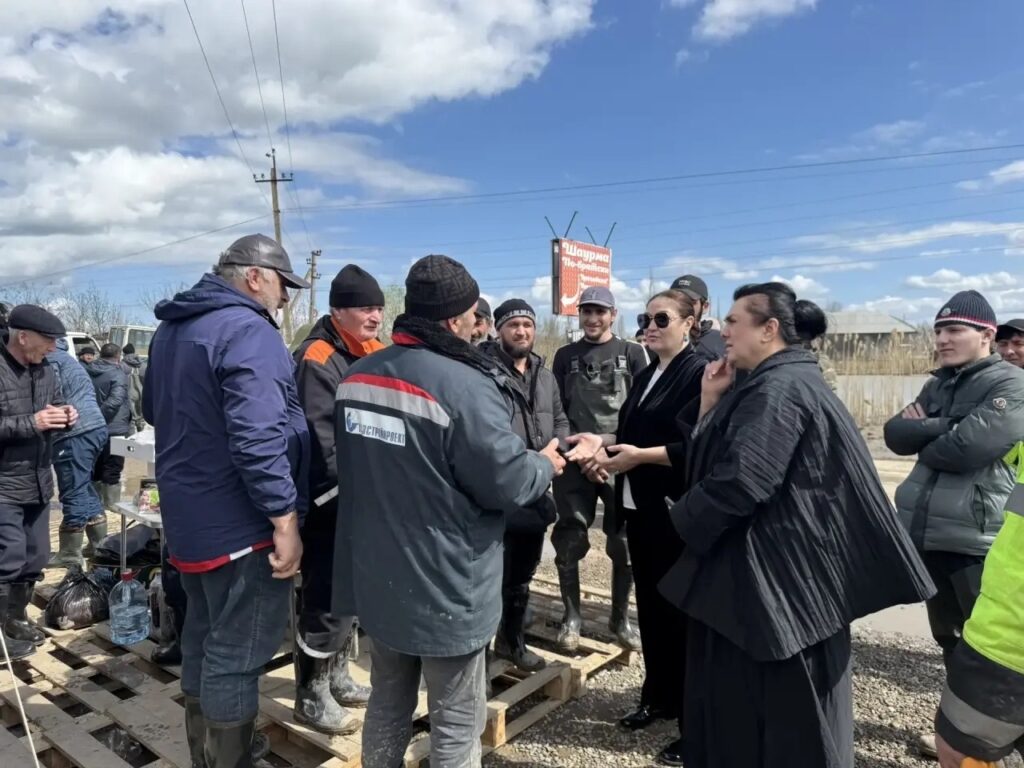Гуманитарную помощь пострадавшим от паводков в Хасавюртовском районе оказал Союз женщин Дагестана