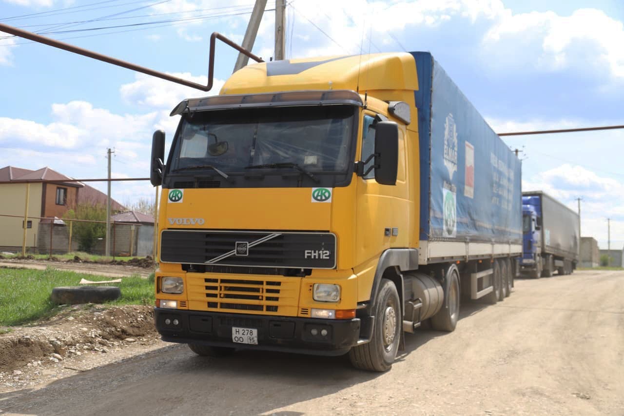 Помощь братского народа. Гуманитарная помощь доставлена в Хасавюртовский район из Чеченской Республики от руководителя региона, Героя России Рамзана Кадырова