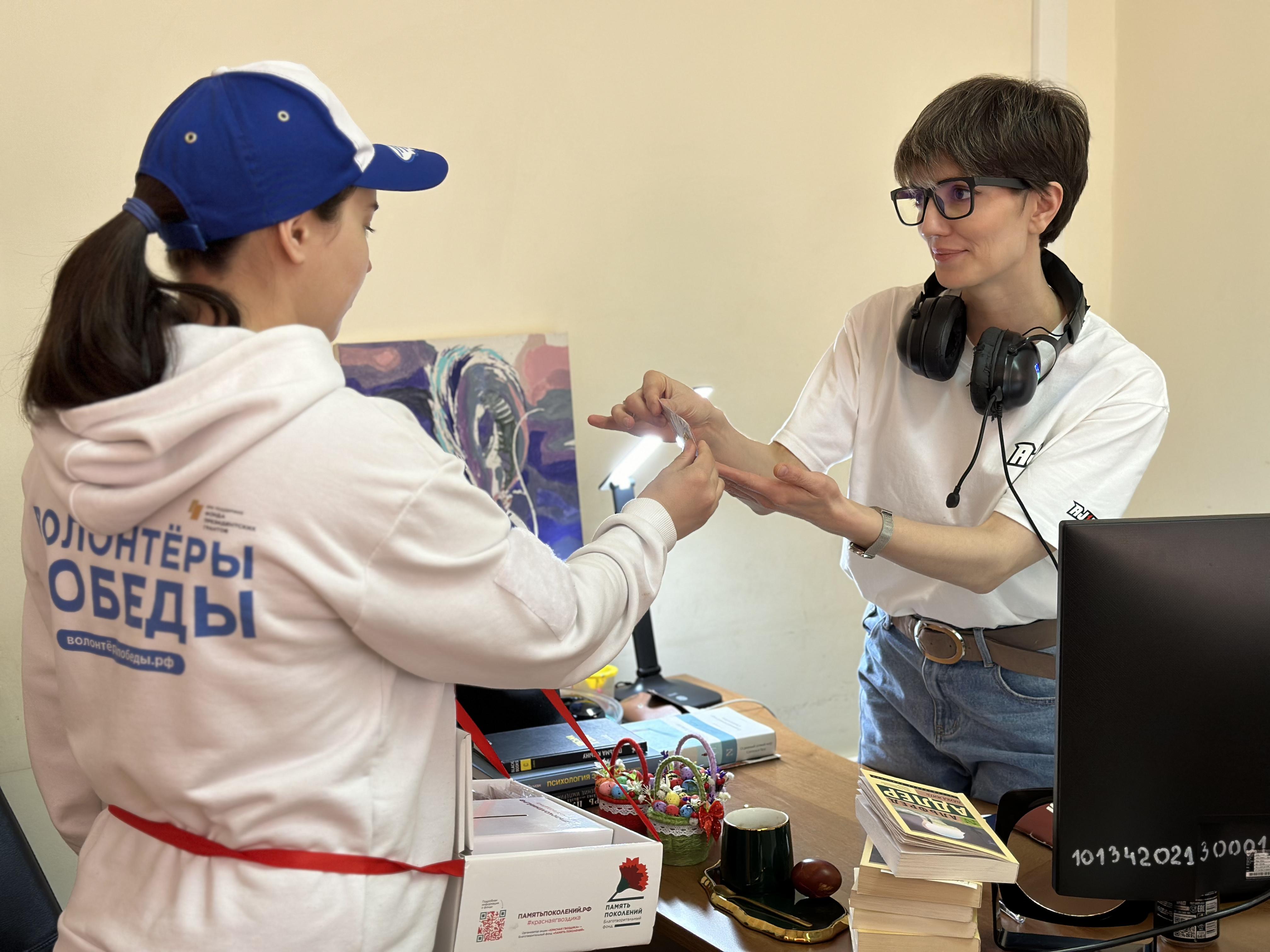 Коллектив Миннаца РД принял участие в благотворительной акции «Красная гвоздика»