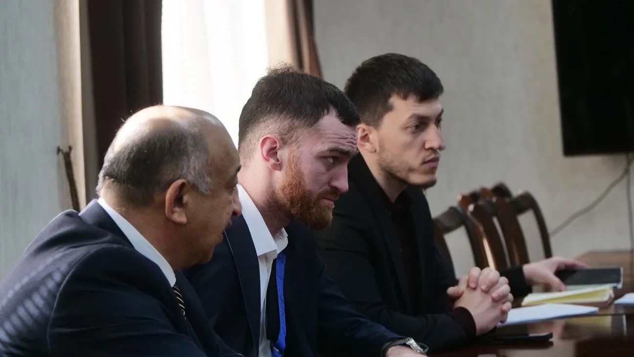 Обращения на контроле. Темирлан Абуталимов выслушал обращения жителей Кумторкалинского района