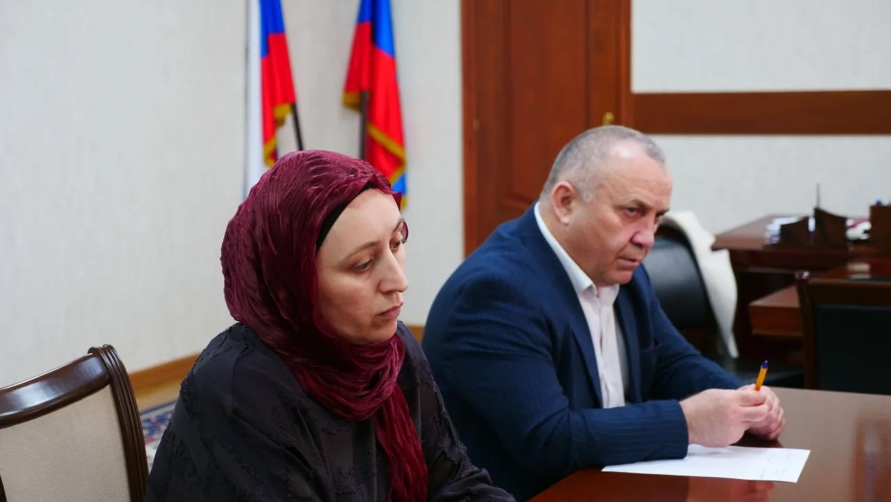 Обращения на контроле. Темирлан Абуталимов выслушал обращения жителей Кумторкалинского района