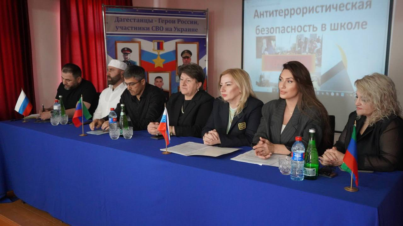 Более 100 школьников в Дагестанских Огнях приняли участие в открытом диалоге о патриотизме, единстве народов России и профилактике экстремизма
