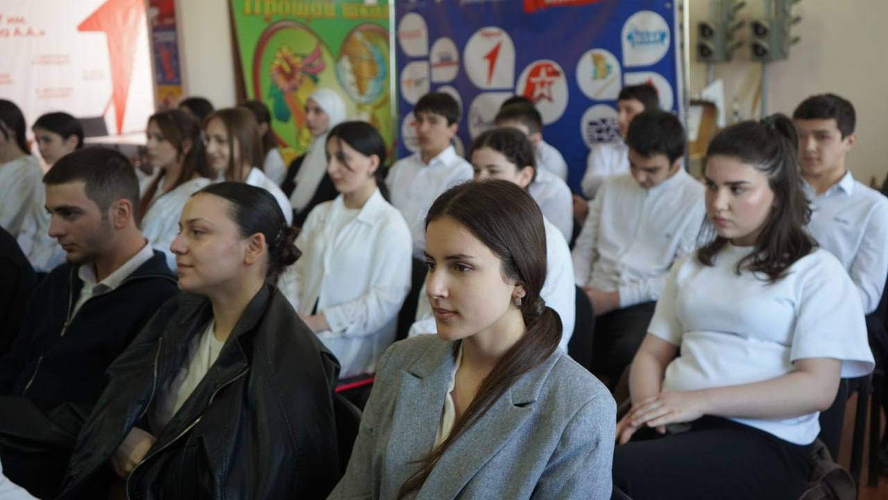Более 100 школьников в Дагестанских Огнях приняли участие в открытом диалоге о патриотизме, единстве народов России и профилактике экстремизма