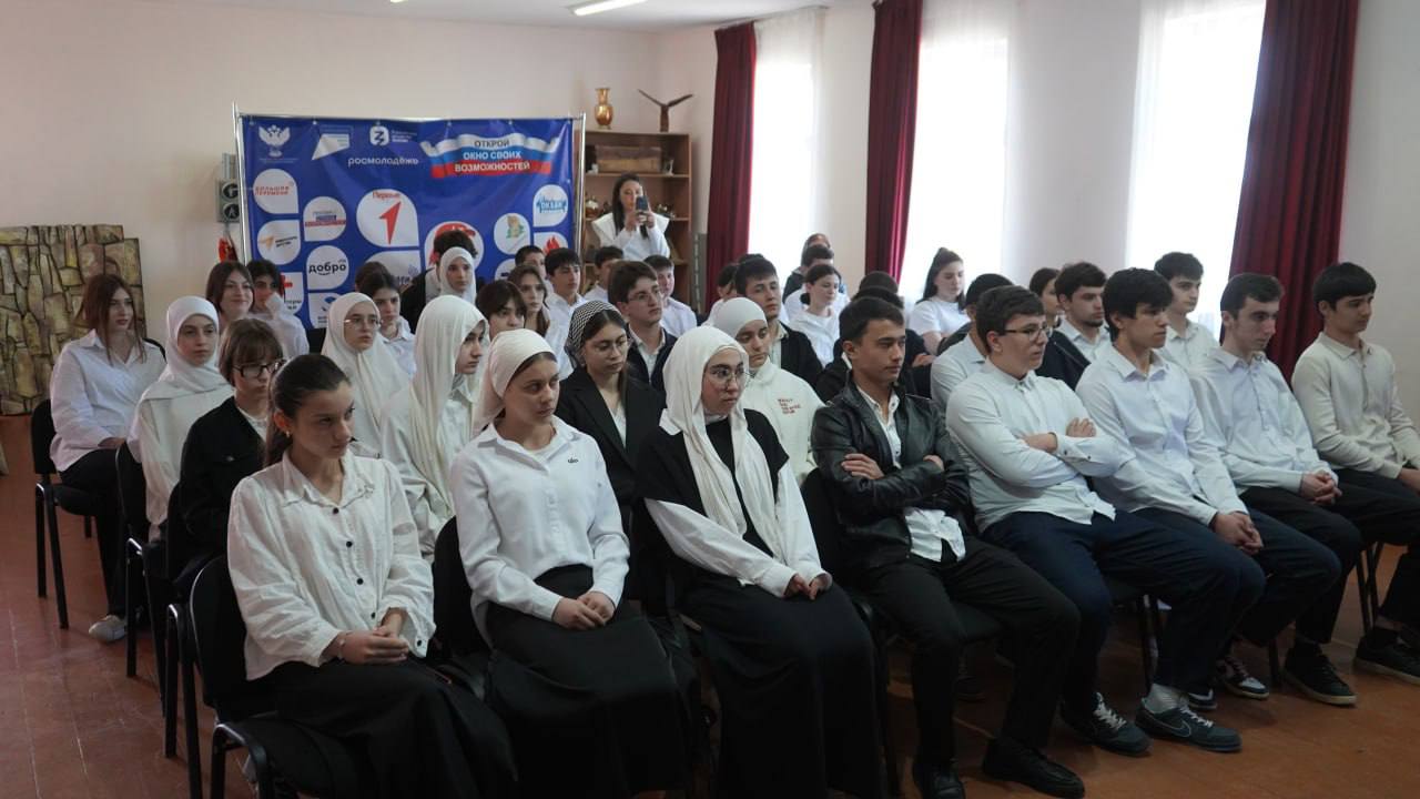 Более 100 школьников в Дагестанских Огнях приняли участие в открытом диалоге о патриотизме, единстве народов России и профилактике экстремизма