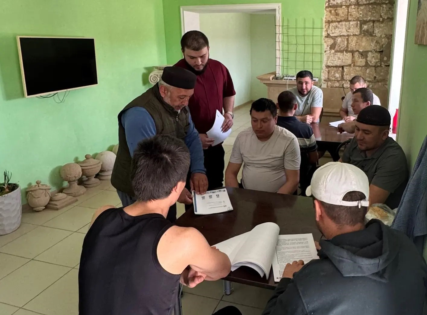 В Дагестане провели разъяснительные встречи с иностранными гражданами по вопросам миграционного законодательства и адаптации