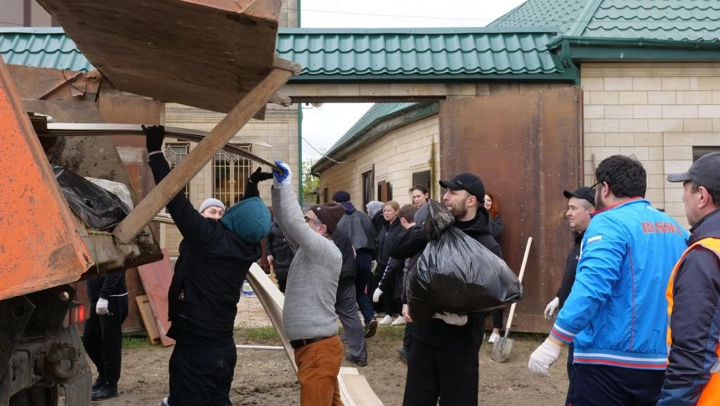 Наш вклад в дело чистоты! Коллектив Министерства по национальной политике и делам религий РД принял участие в масштабном субботнике