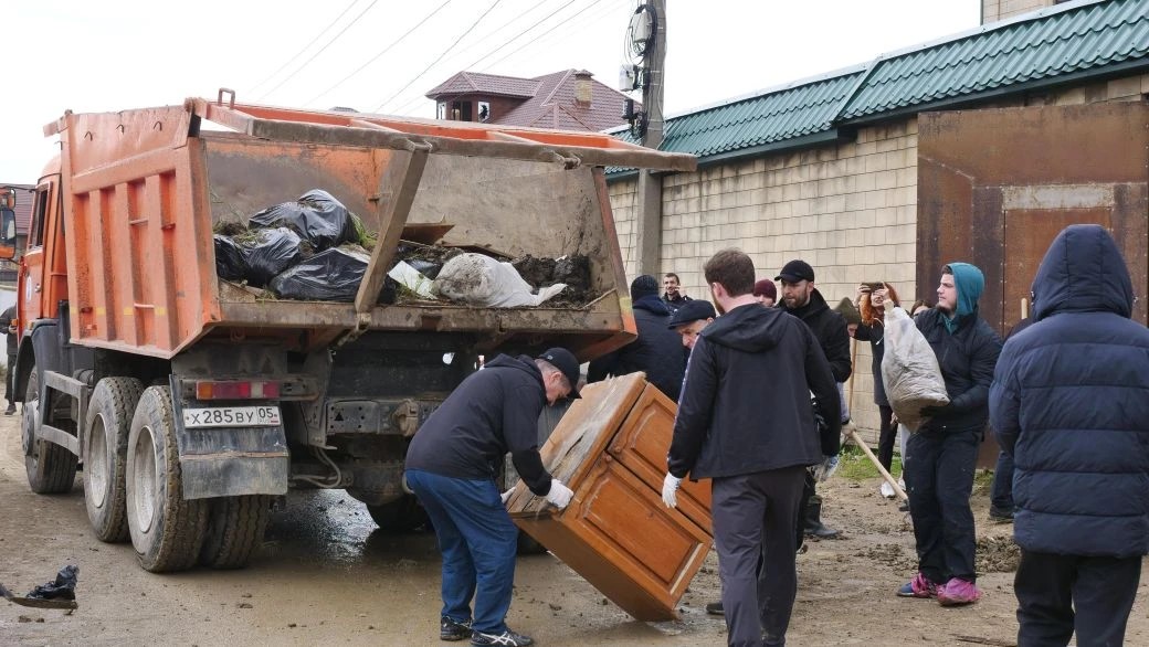 Наш вклад в дело чистоты! Коллектив Министерства по национальной политике и делам религий РД принял участие в масштабном субботнике