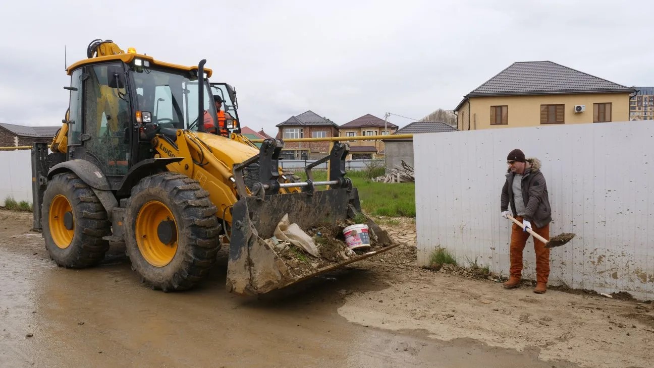 Наш вклад в дело чистоты! Коллектив Министерства по национальной политике и делам религий РД принял участие в масштабном субботнике