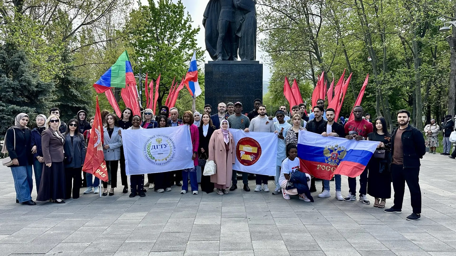 В Махачкале иностранные студенты возложили цветы к Памятнику Воину-освободителю