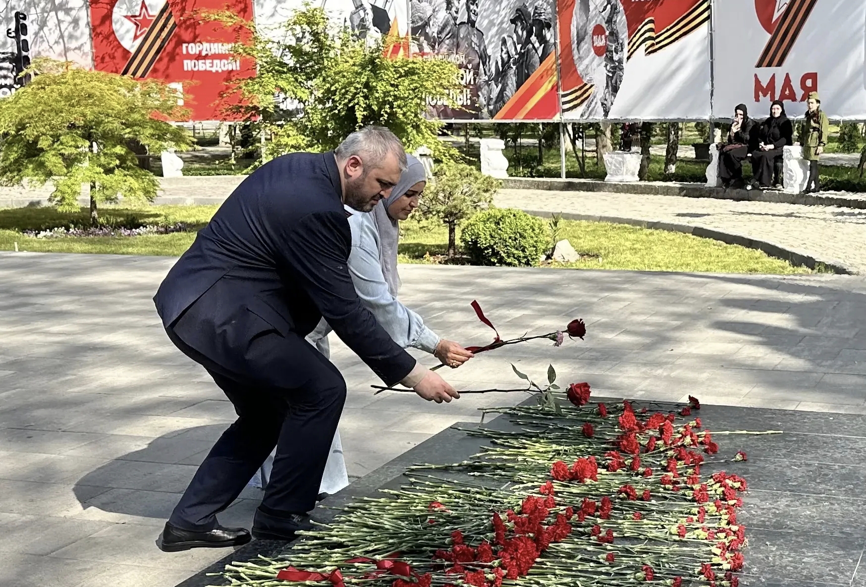 В Махачкале иностранные студенты возложили цветы к Памятнику Воину-освободителю