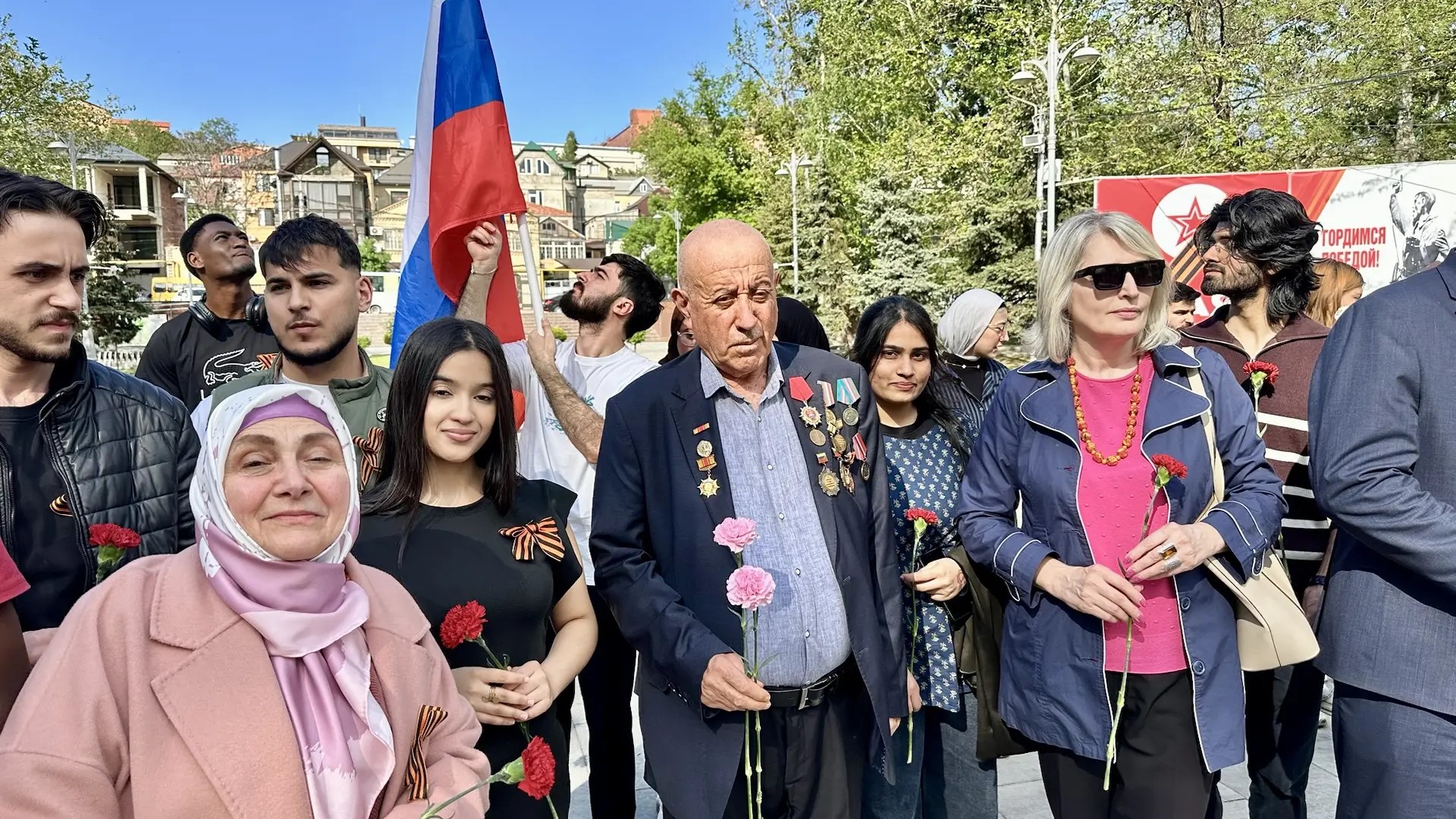 В Махачкале иностранные студенты возложили цветы к Памятнику Воину-освободителю