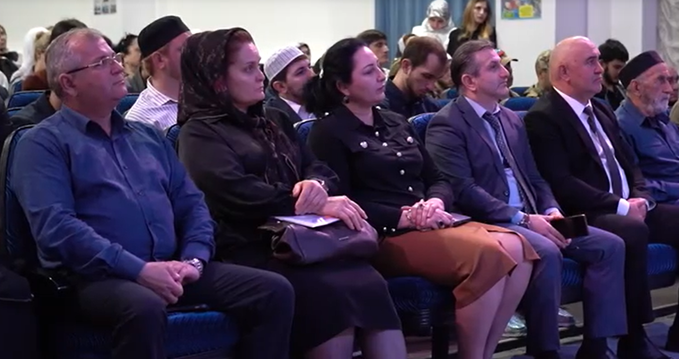 «Хасавюрт — территория мира». В городском Дворце культуры прошел межрелигиозный молодежный форум