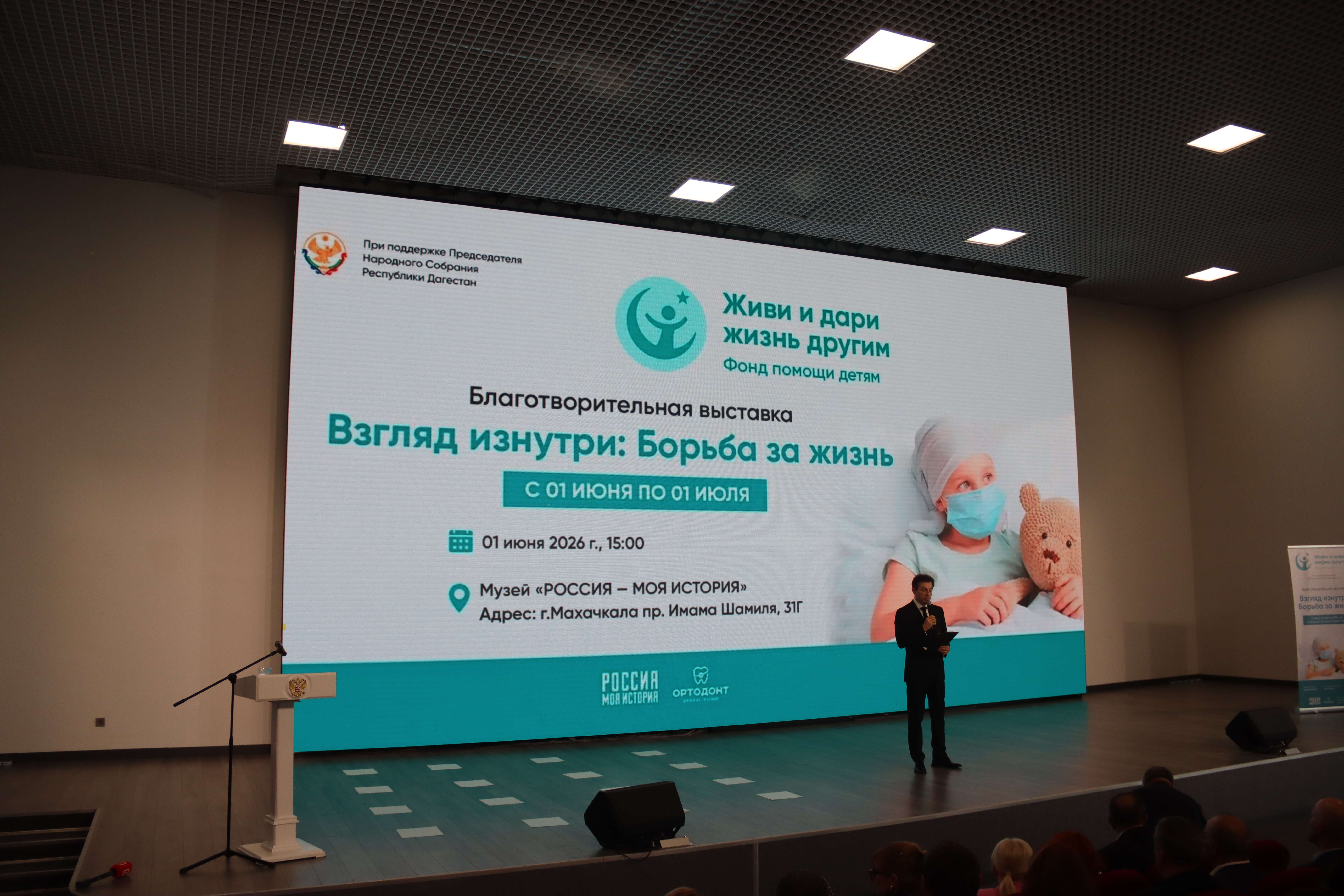 Темирлан Абуталимов посетил выставку «Взгляд изнутри: борьба за жизнь», посвященную детям, проходящим лечение от онкологических заболеваний