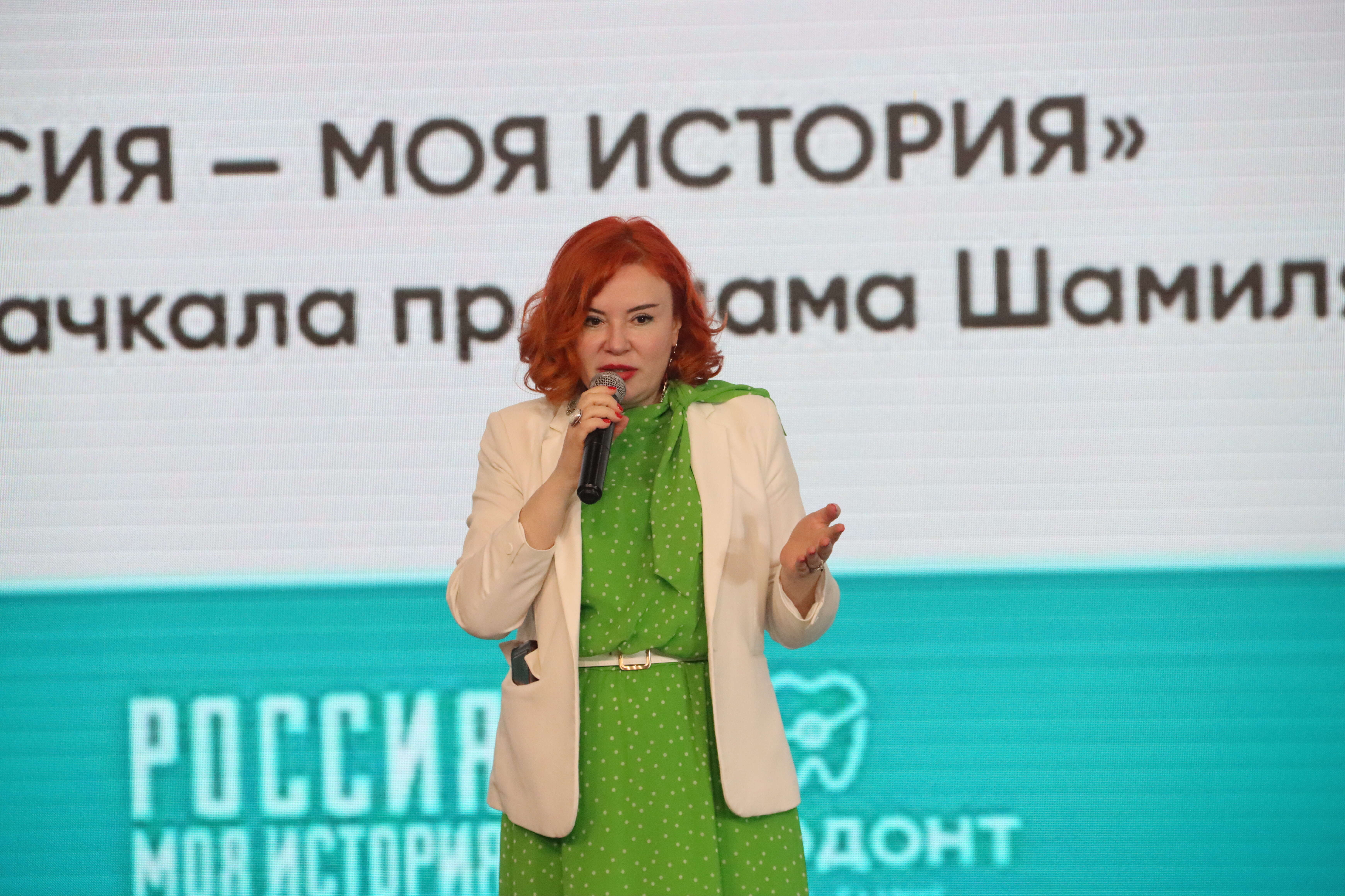 Темирлан Абуталимов посетил выставку «Взгляд изнутри: борьба за жизнь», посвященную детям, проходящим лечение от онкологических заболеваний