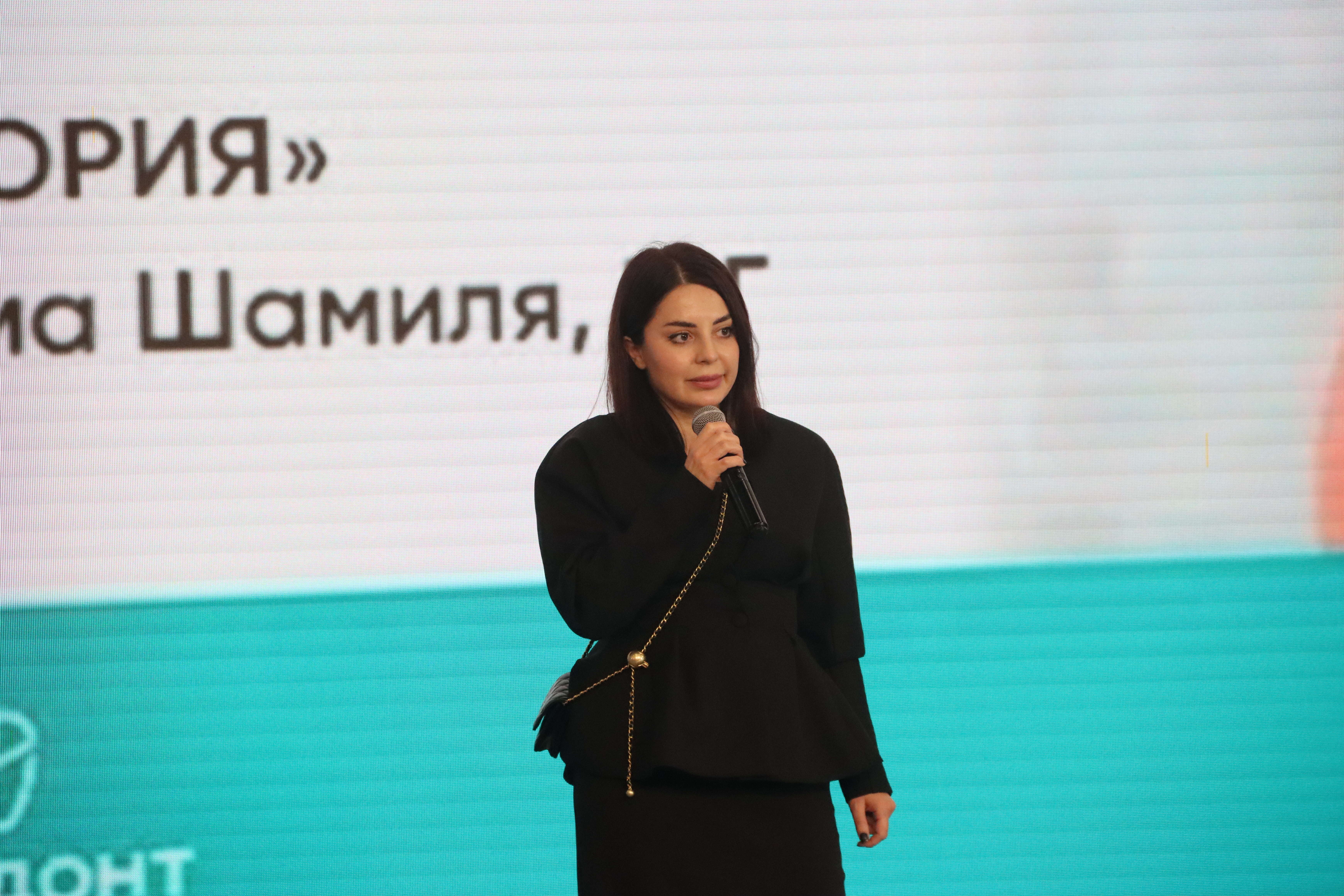 Темирлан Абуталимов посетил выставку «Взгляд изнутри: борьба за жизнь», посвященную детям, проходящим лечение от онкологических заболеваний