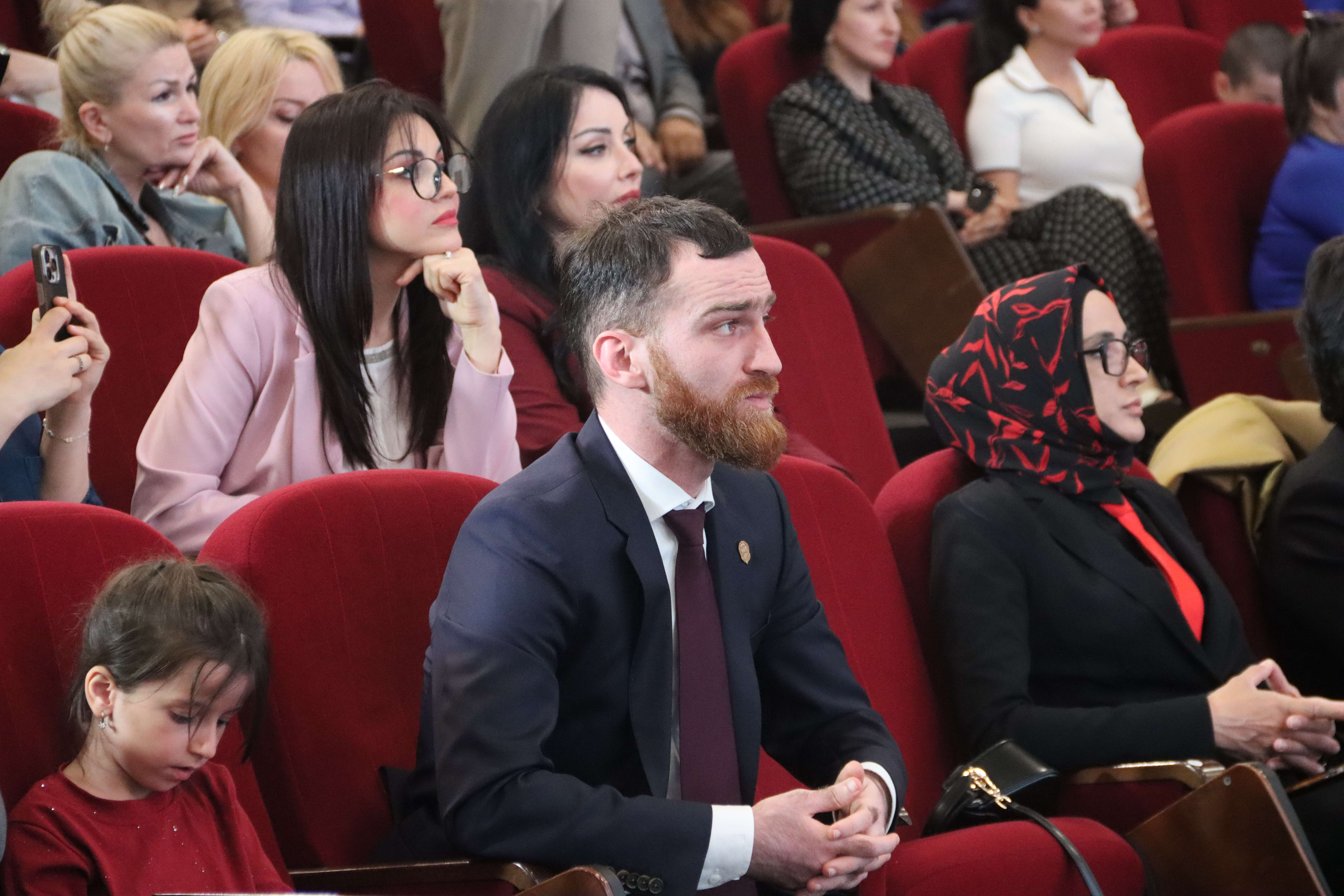 Темирлан Абуталимов посетил выставку «Взгляд изнутри: борьба за жизнь», посвященную детям, проходящим лечение от онкологических заболеваний