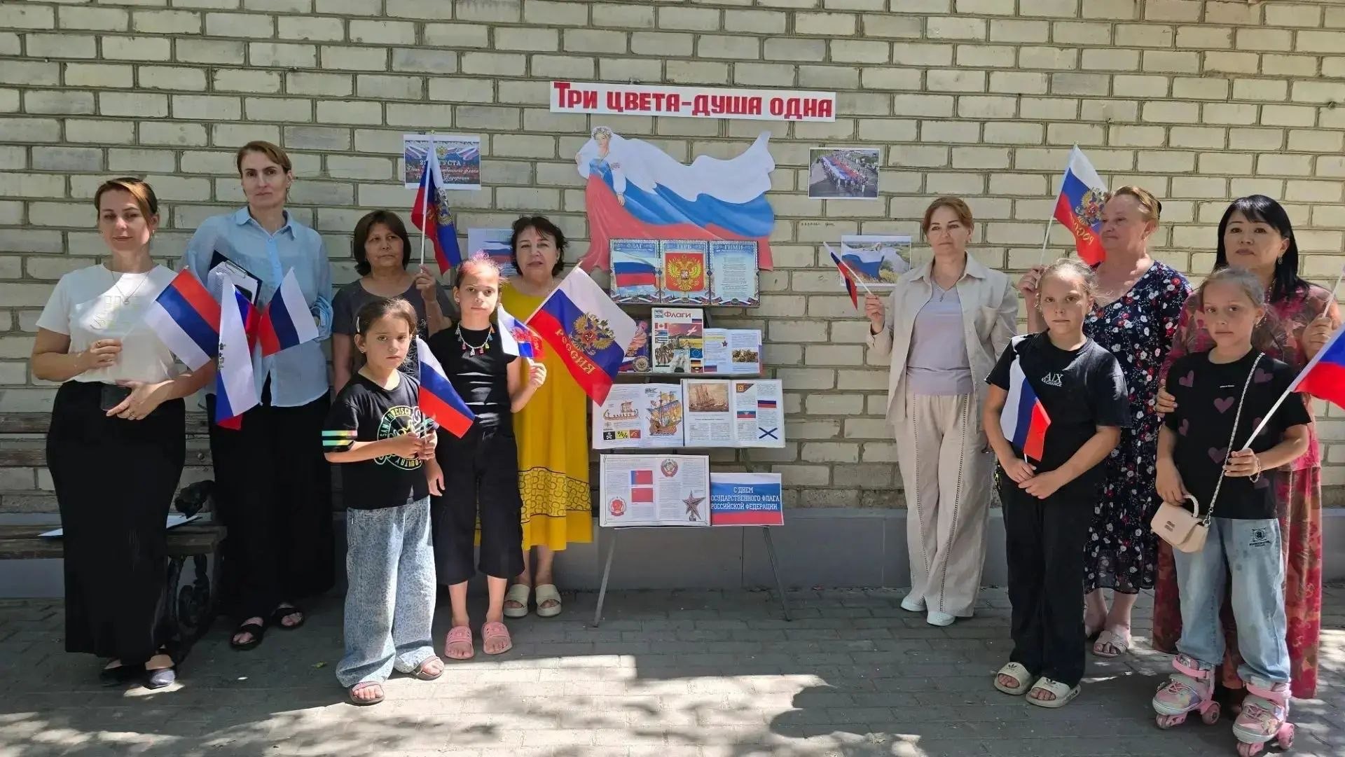 В Махачкале, Кизляре и Тарумовском районе День Государственного флага России объединил разные поколения дагестанцев