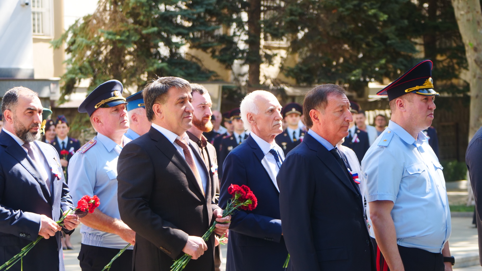 Темирлан Абуталимов возложил цветы к Мемориалу Славы в Махачкале