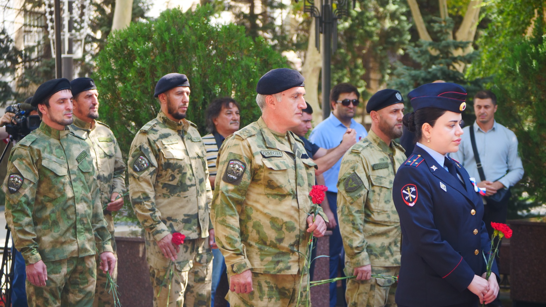 Темирлан Абуталимов возложил цветы к Мемориалу Славы в Махачкале