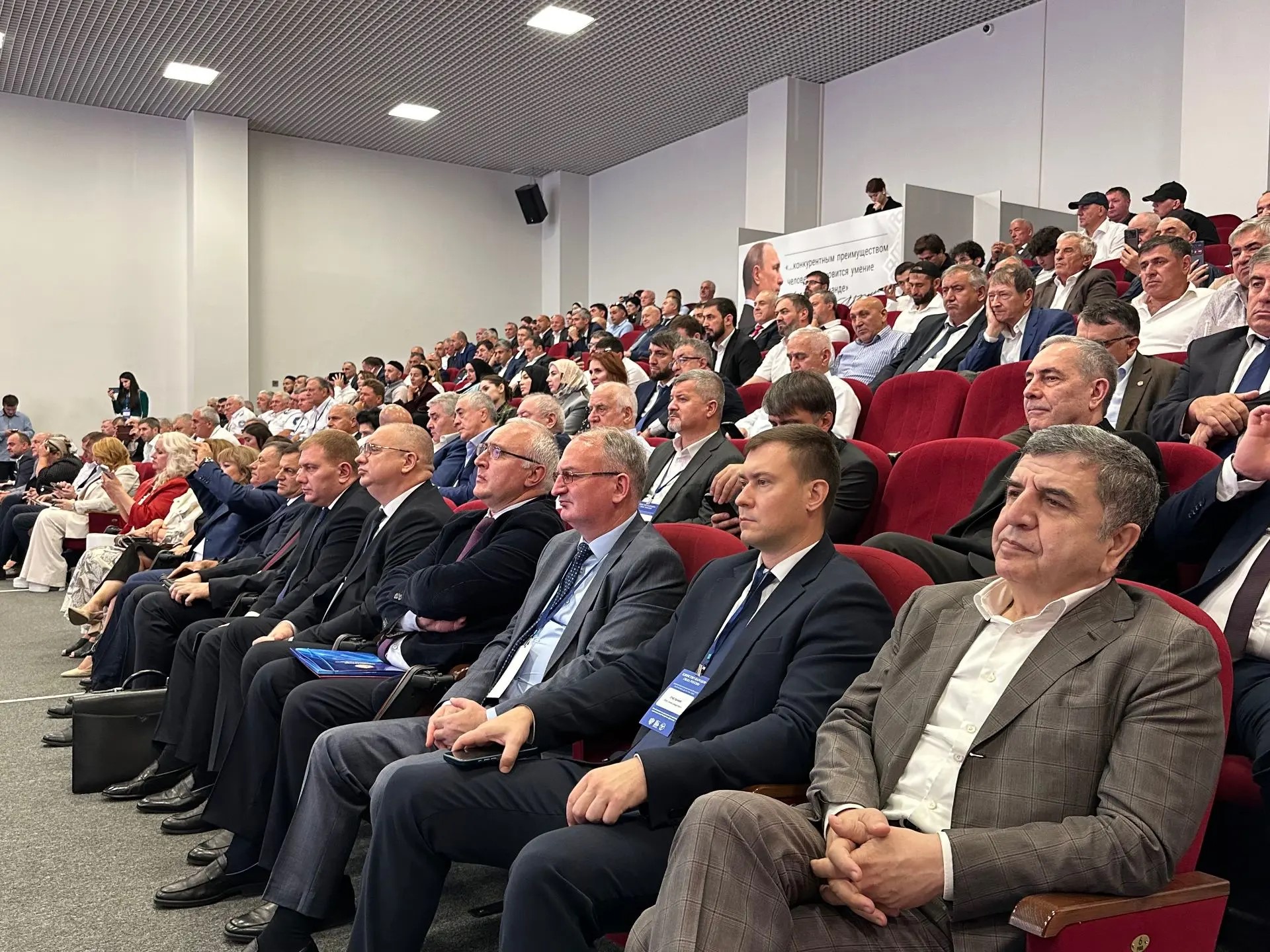 Народам России хорошо только тогда, когда они живут вместе.  Приоритеты государственной национальной политики России обсудили на пленарном заседании в Махачкале