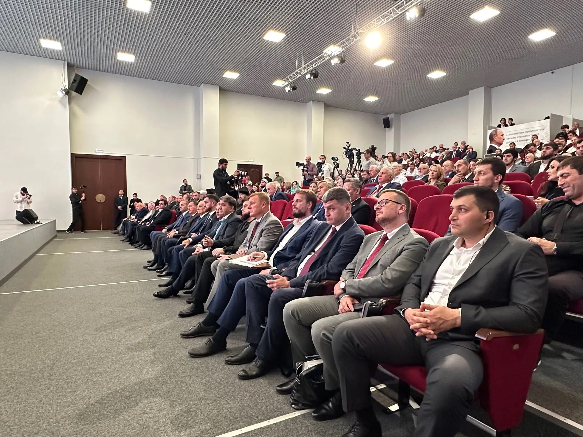 Народам России хорошо только тогда, когда они живут вместе.  Приоритеты государственной национальной политики России обсудили на пленарном заседании в Махачкале