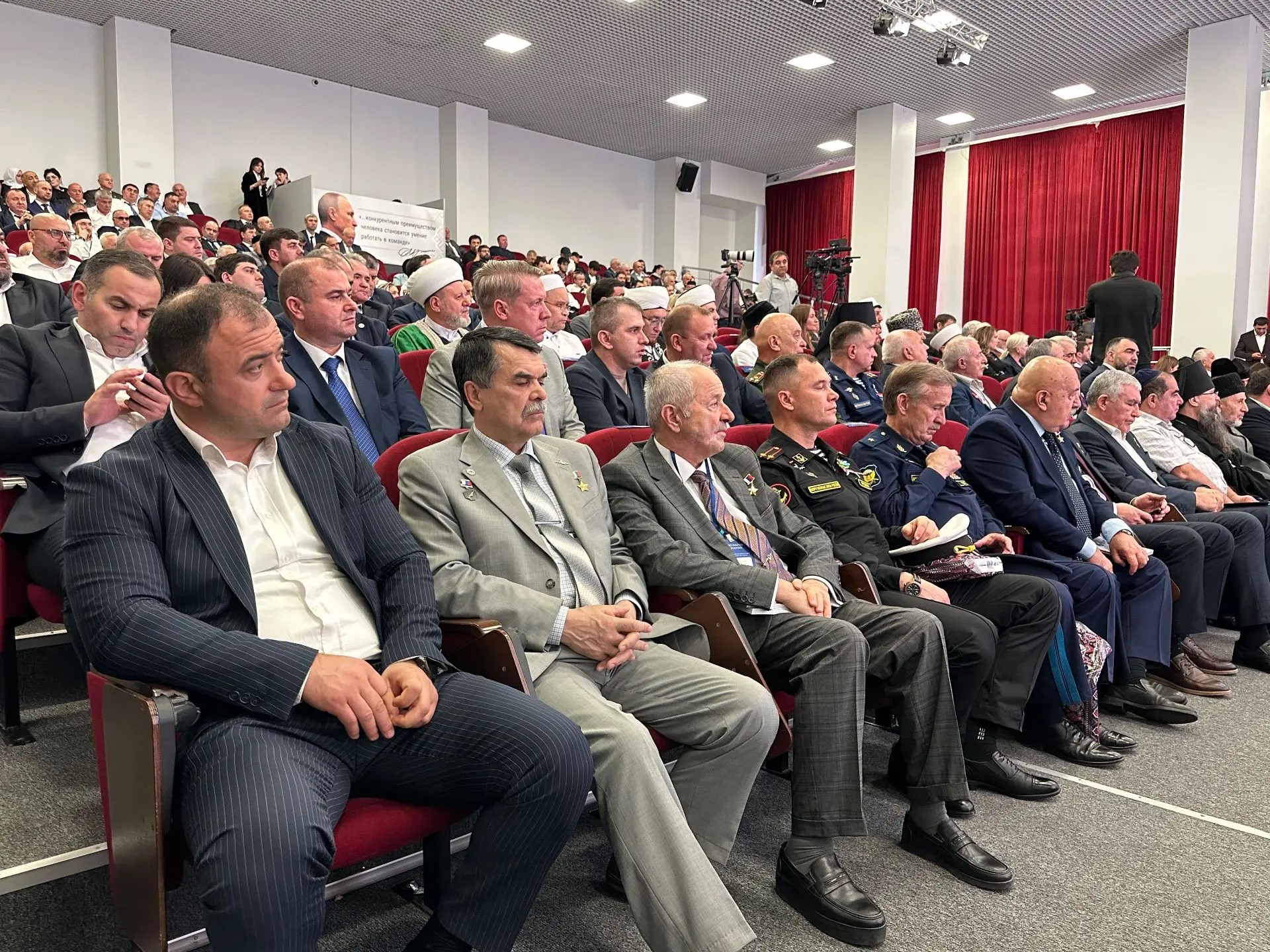 Народам России хорошо только тогда, когда они живут вместе.  Приоритеты государственной национальной политики России обсудили на пленарном заседании в Махачкале