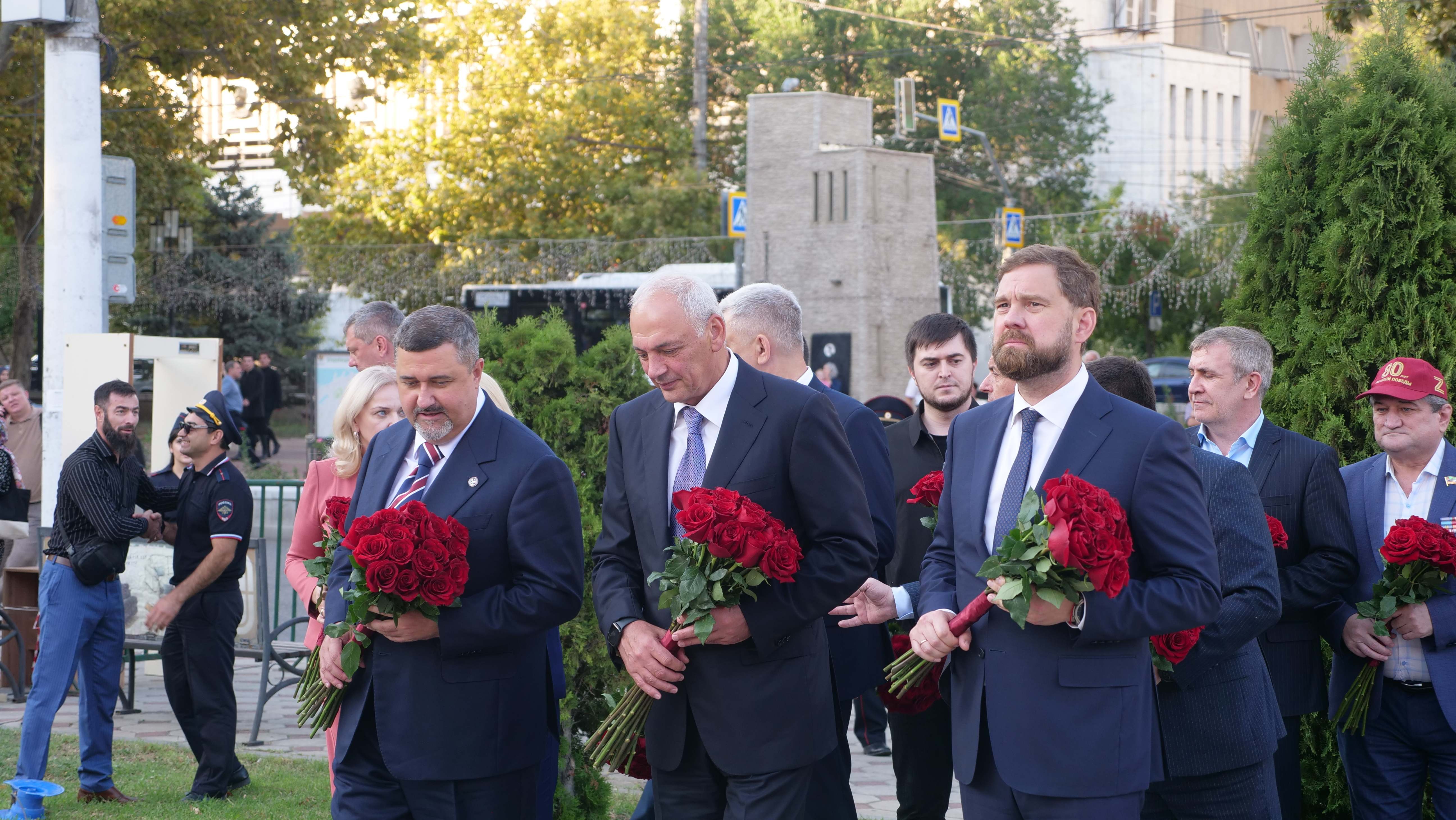 В Махачкале прошла церемония возложения цветов к памятникам Магомедали Магомедову и Расулу Гамзатову